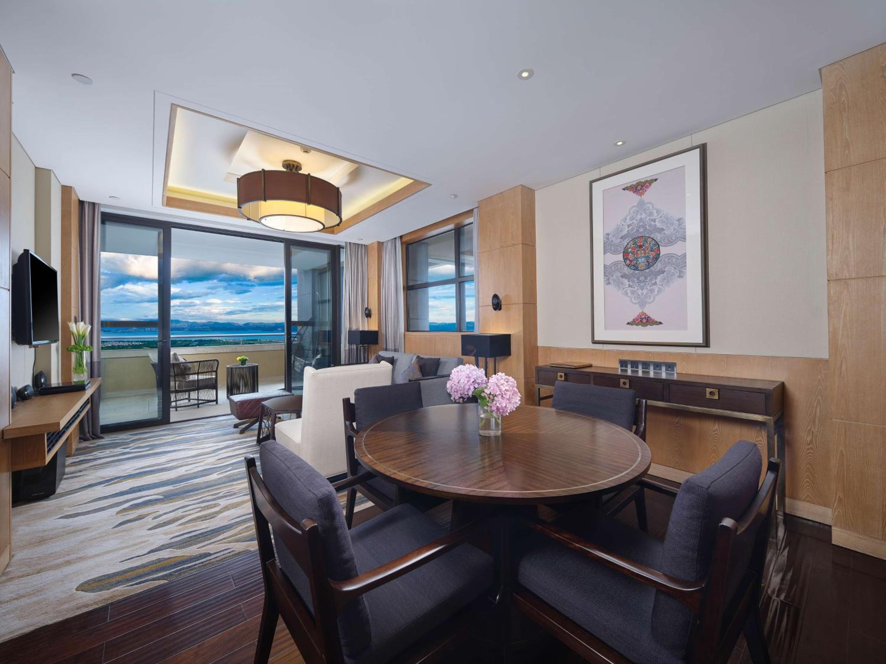 Deluxe King Suite