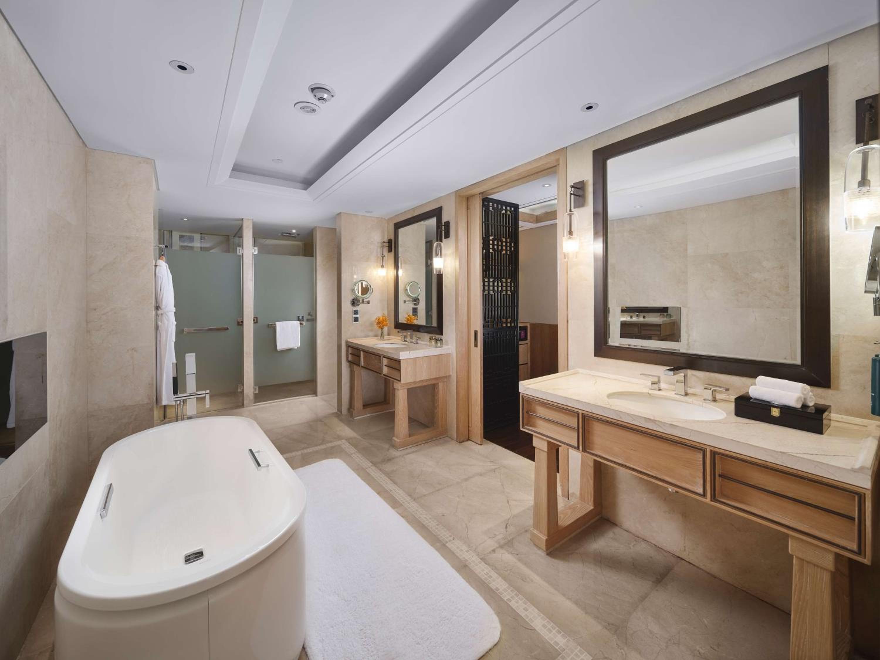 Premier King Suite thumbnail 6