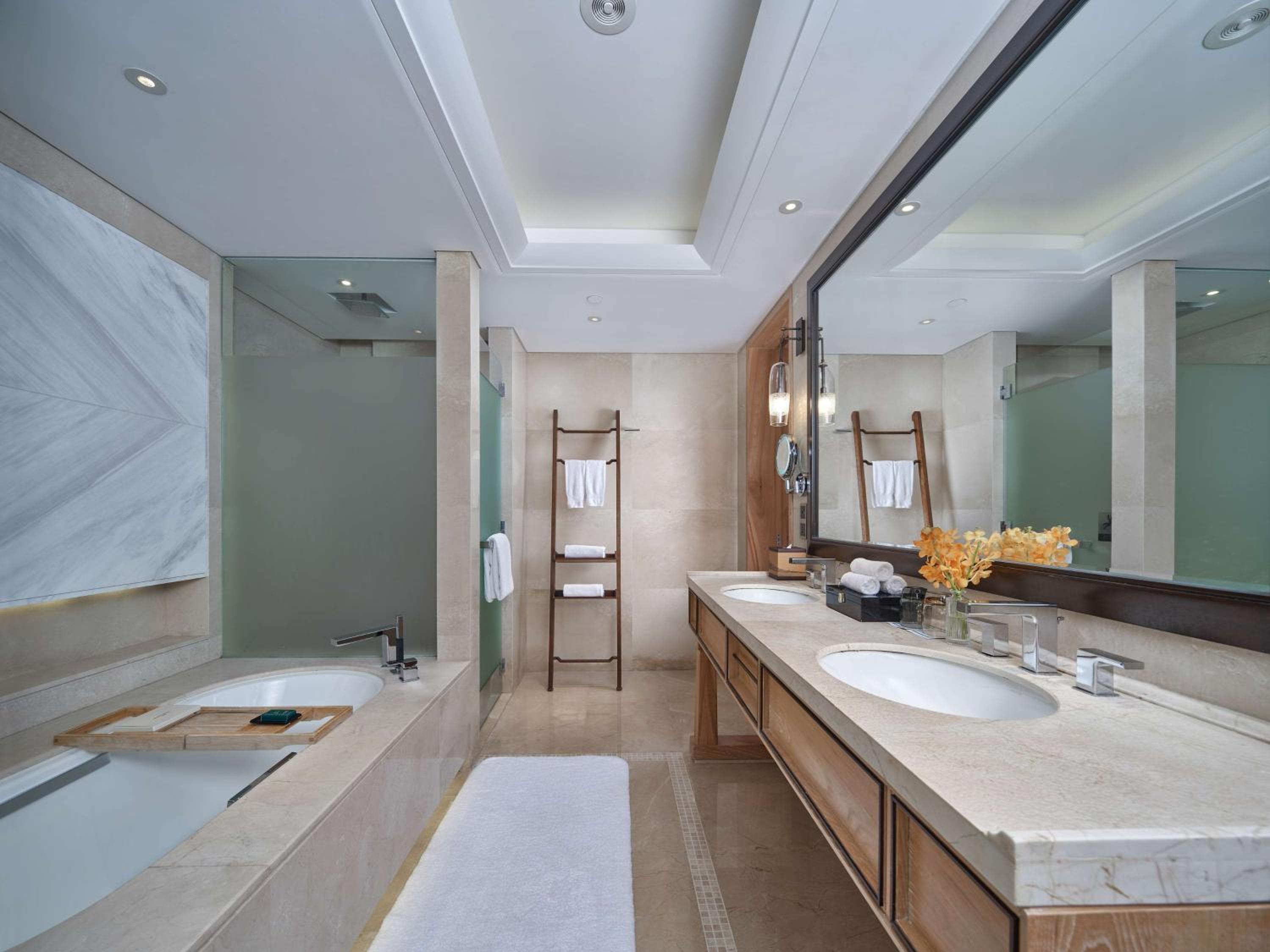 Junior Suite with Lake View thumbnail 5