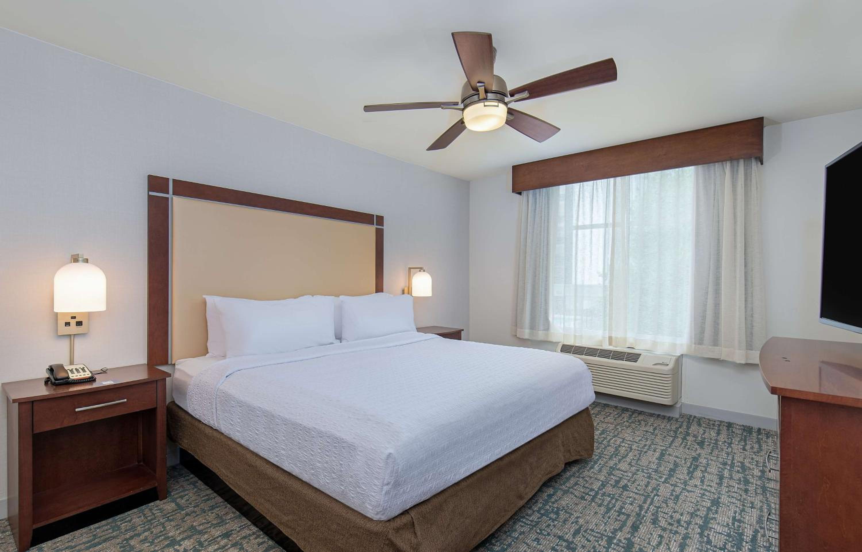One-Bedroom King Suite - Non-Smoking