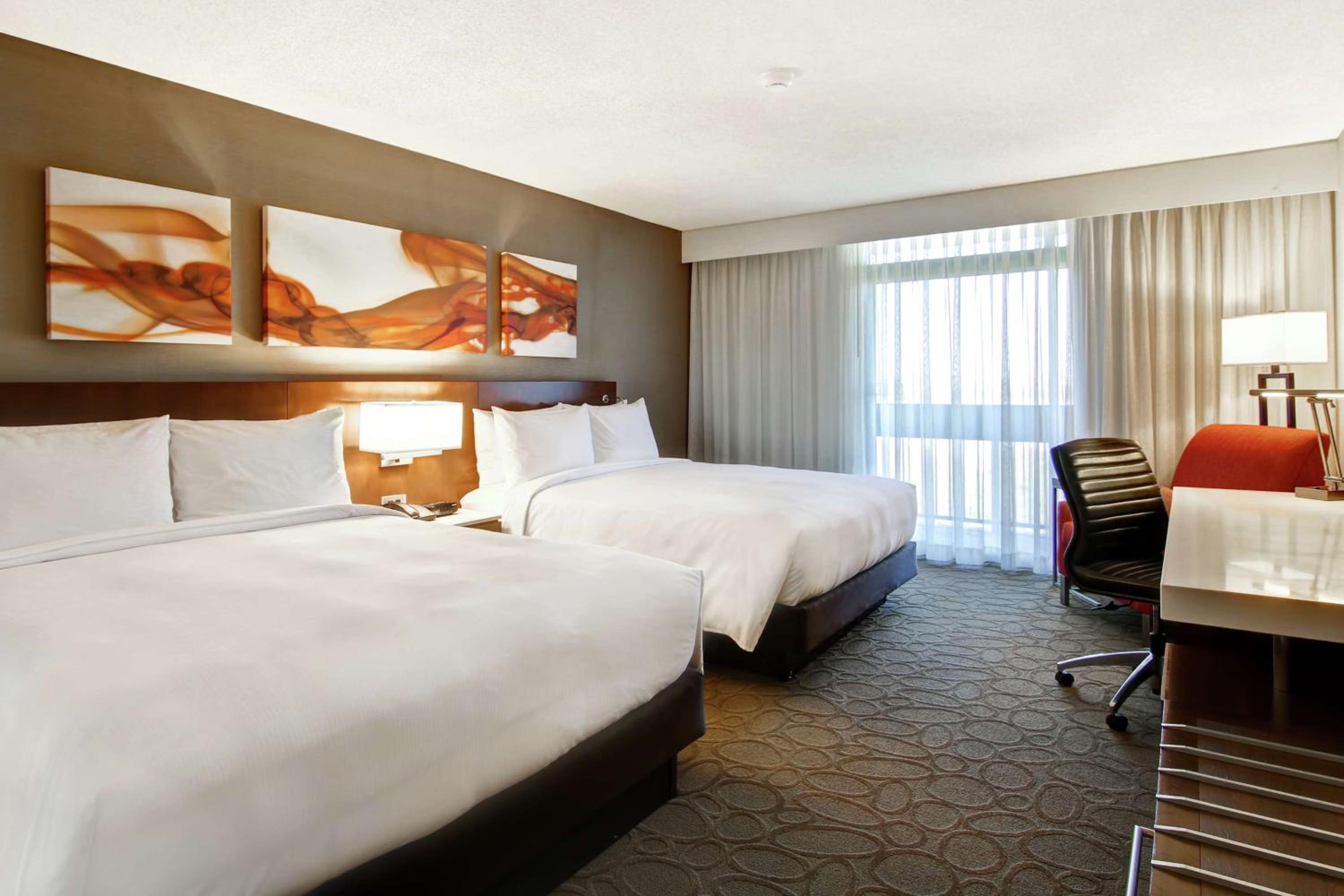 Premium Queen Room with Two Queen Beds - Photo 4