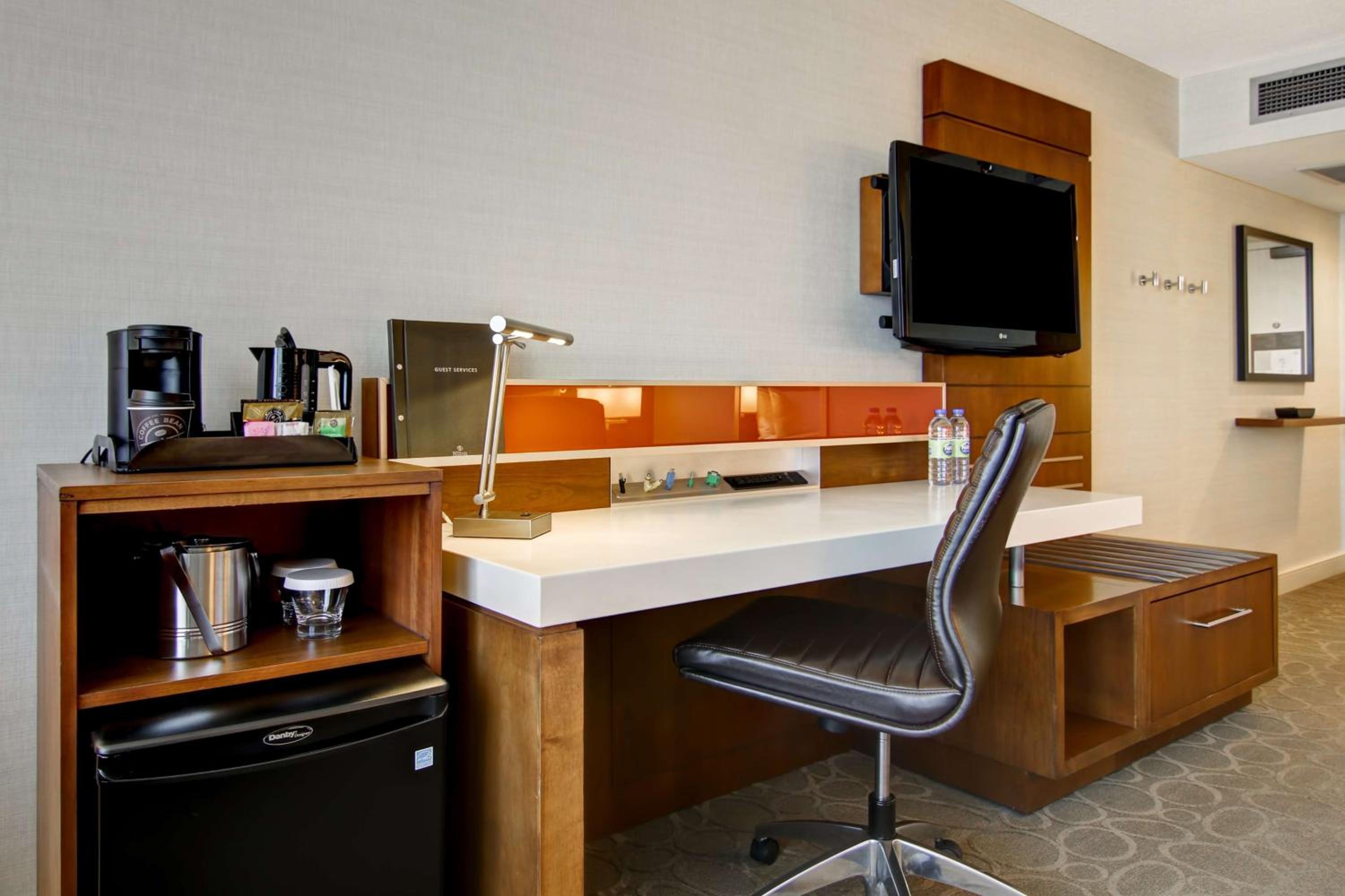Premium King Room - Photo 4