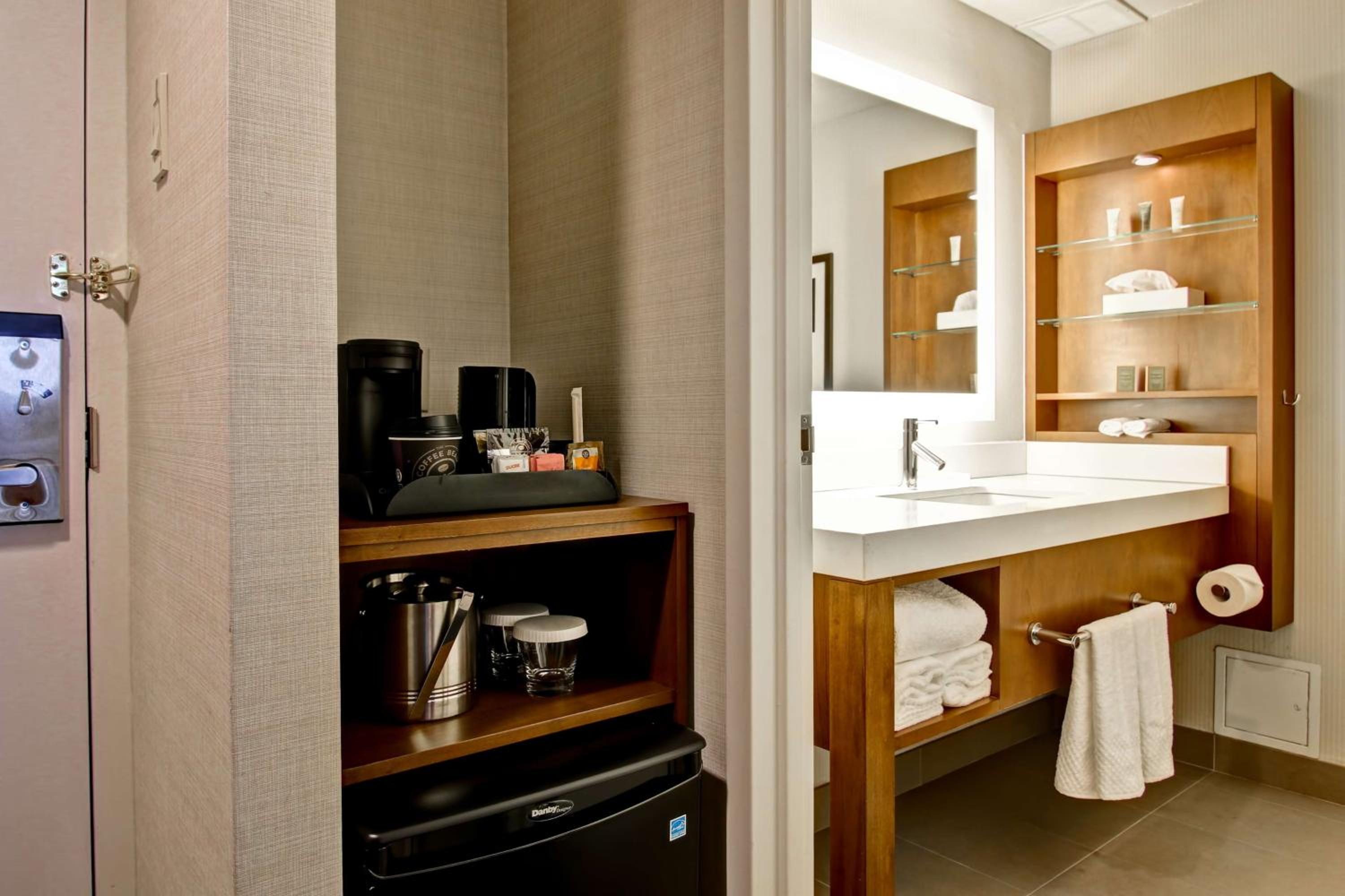 Premium Queen Room with Two Queen Beds - Photo 7