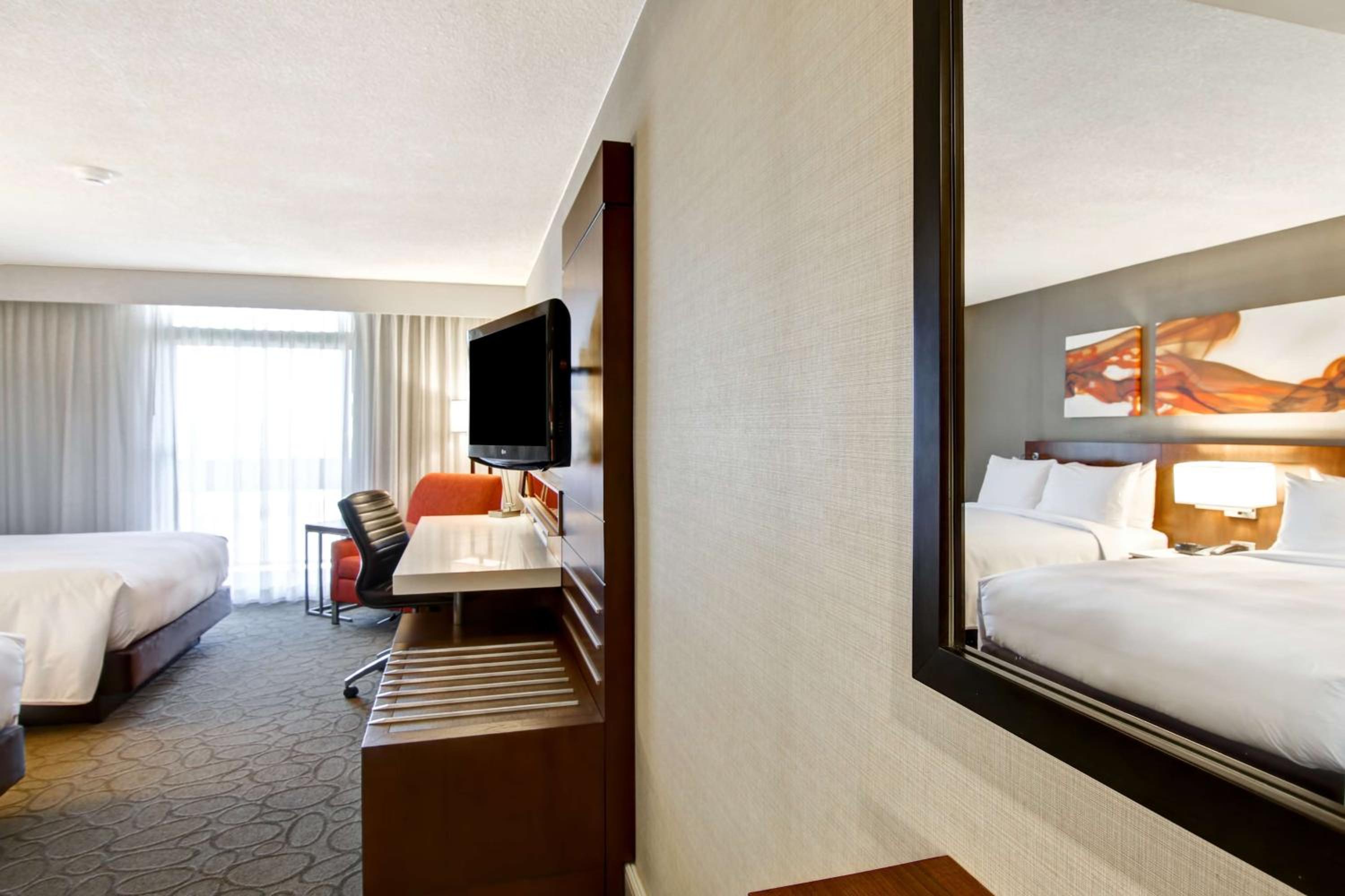 Queen Room with Two Queen Beds - Photo 5