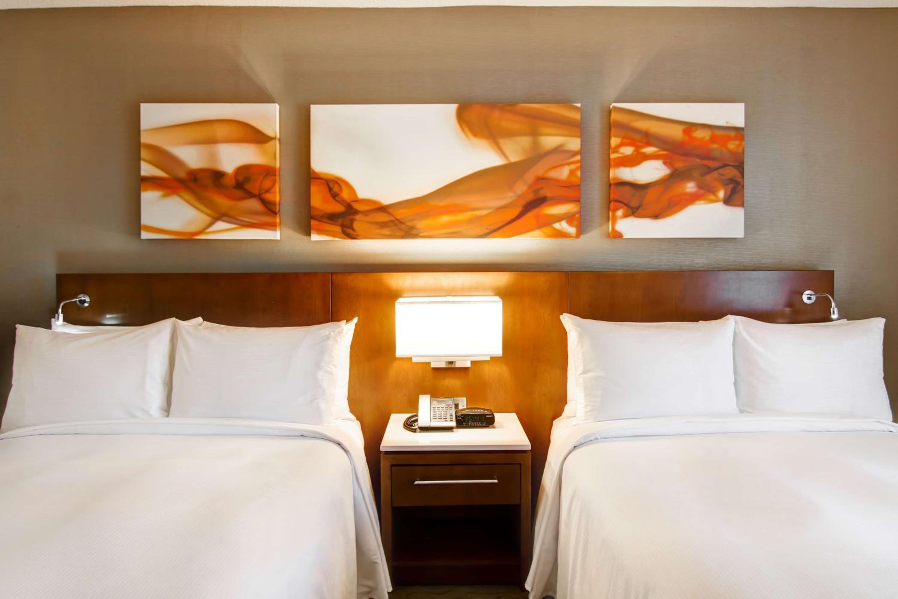 Queen Room with Two Queen Beds - Photo 2