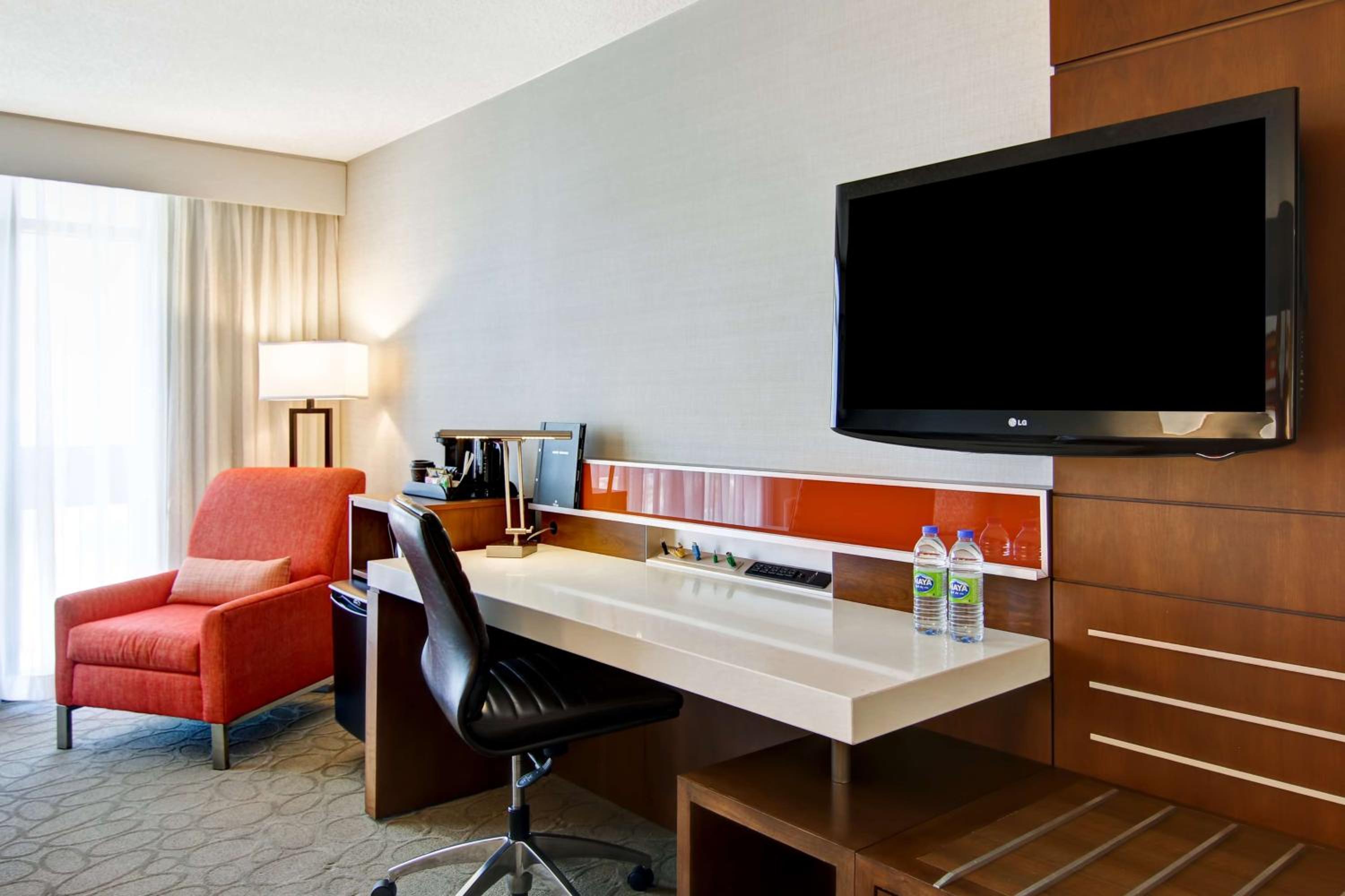 Premium King Room - Photo 5
