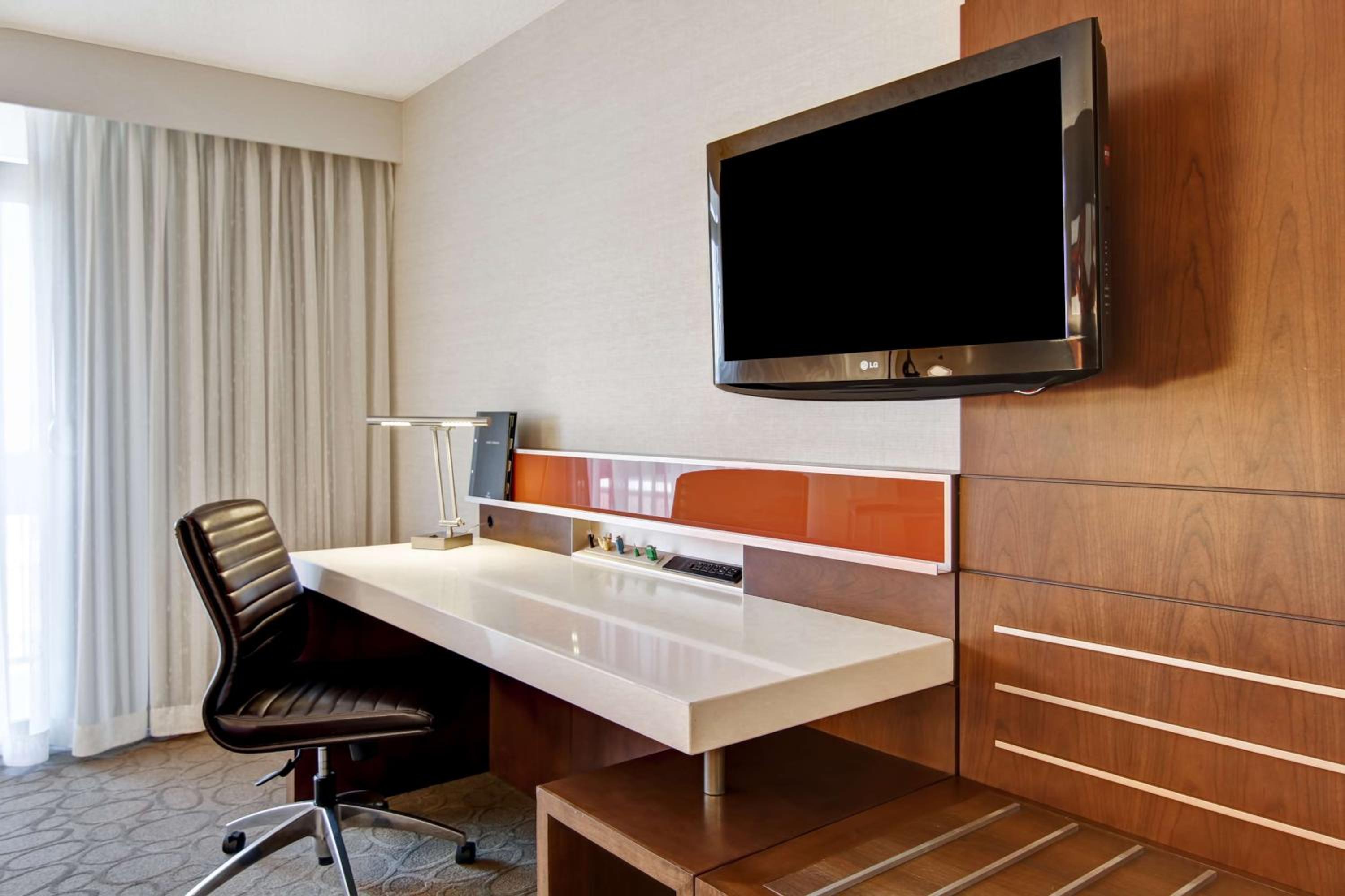 Deluxe King Room - Photo 2