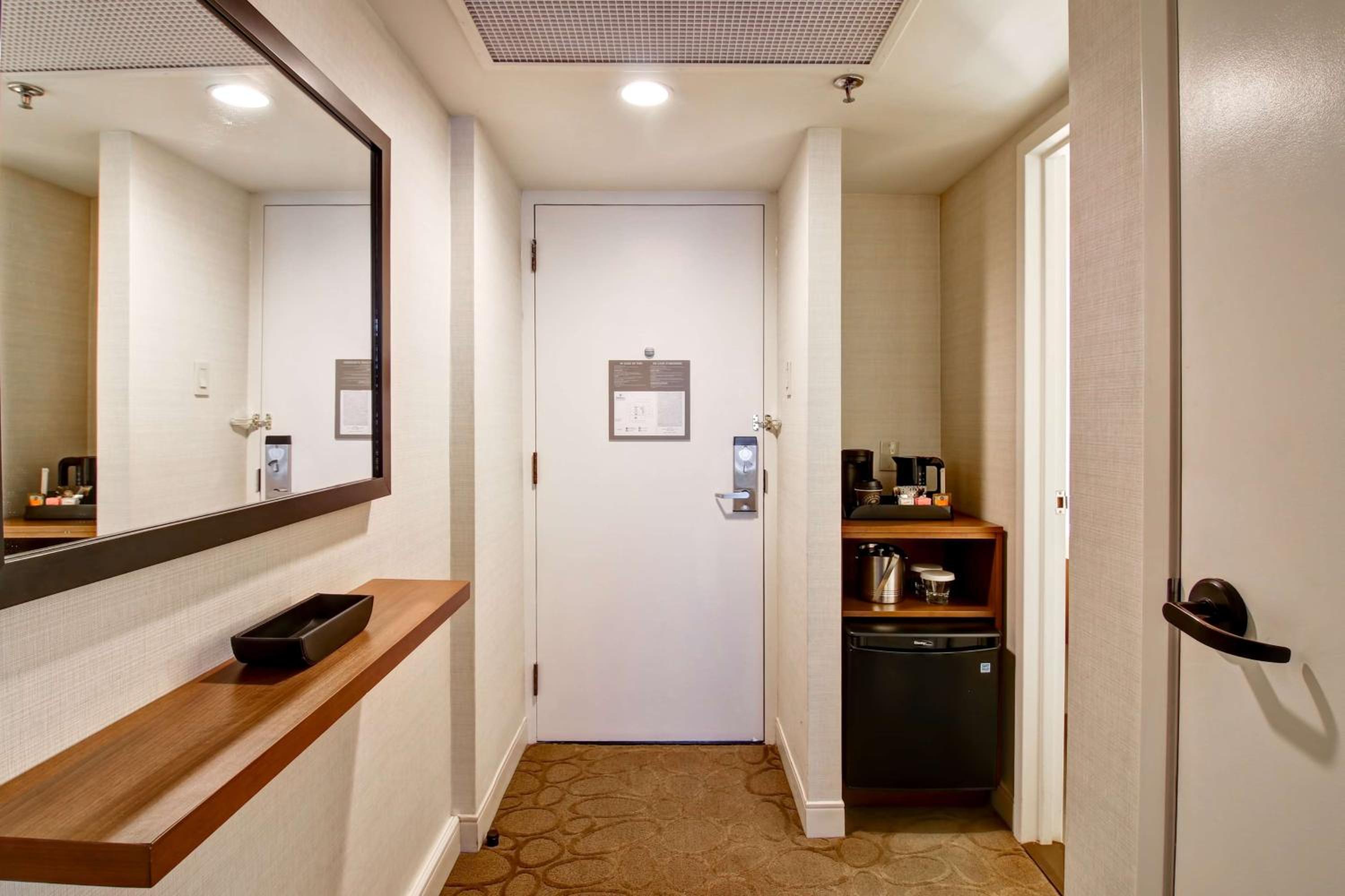 Premium Queen Room with Two Queen Beds - Photo 5