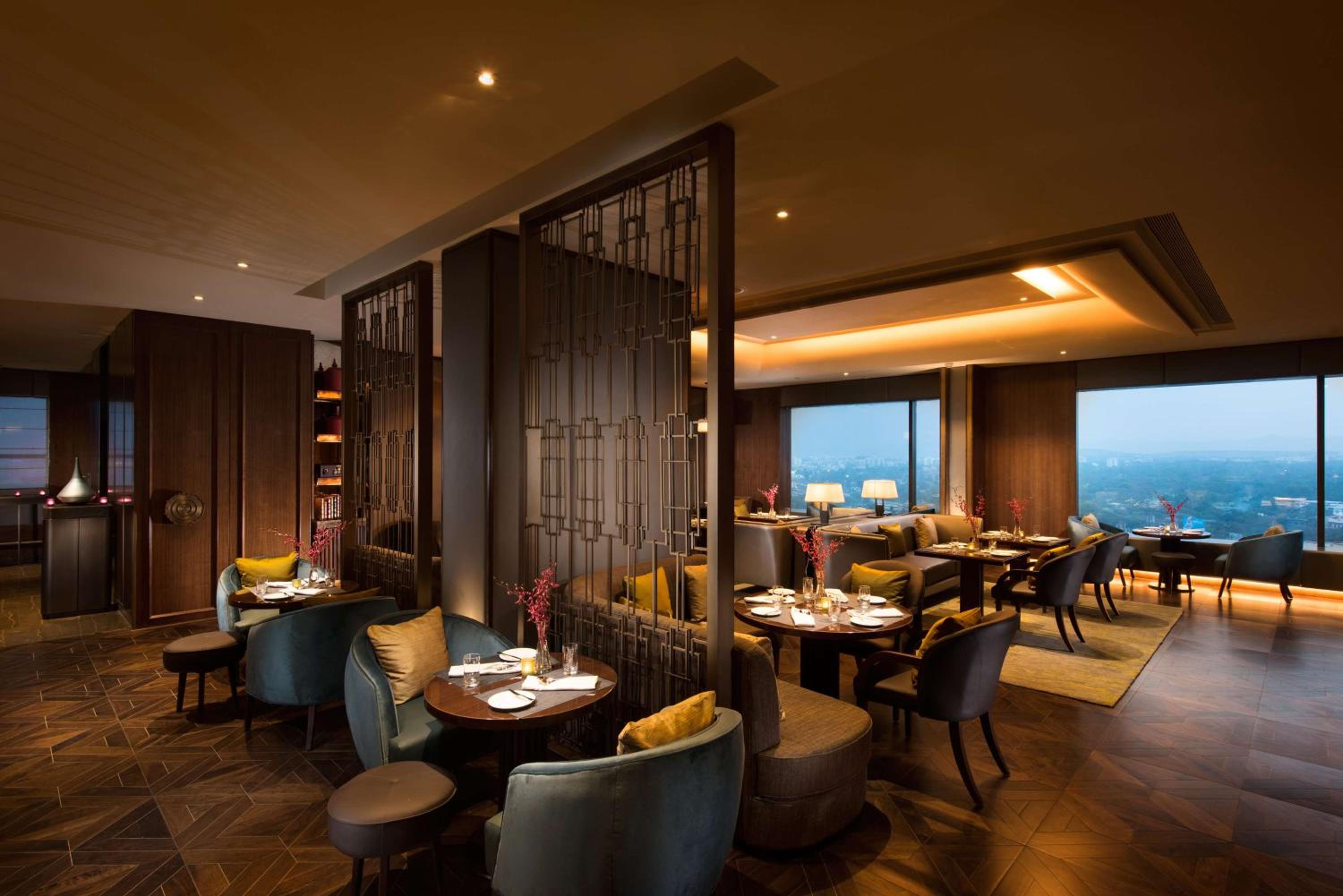 Executive Queen Room with Executive Lounge Access - Photo 2