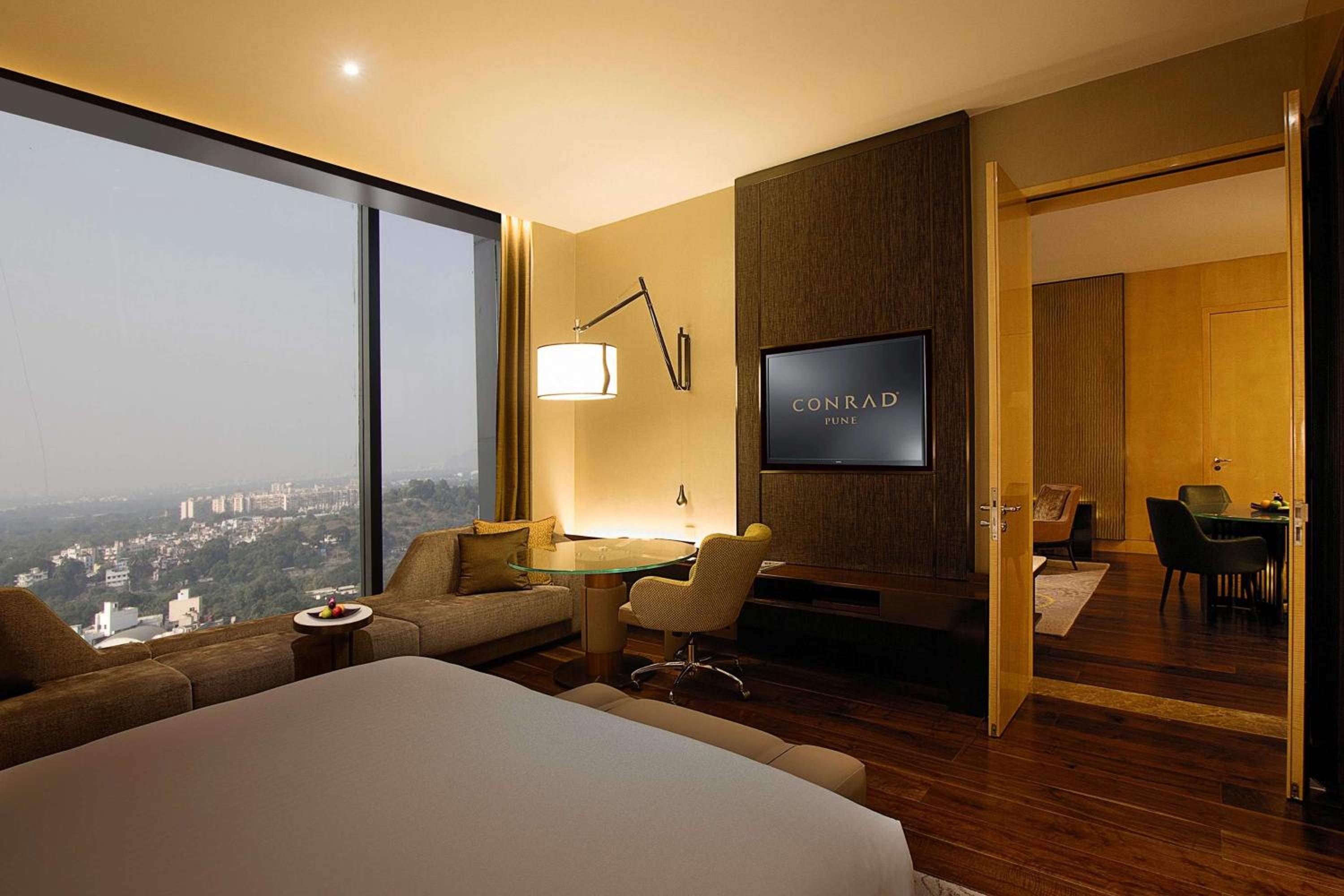 Deluxe Suite with Executive Lounge Access - Photo 1