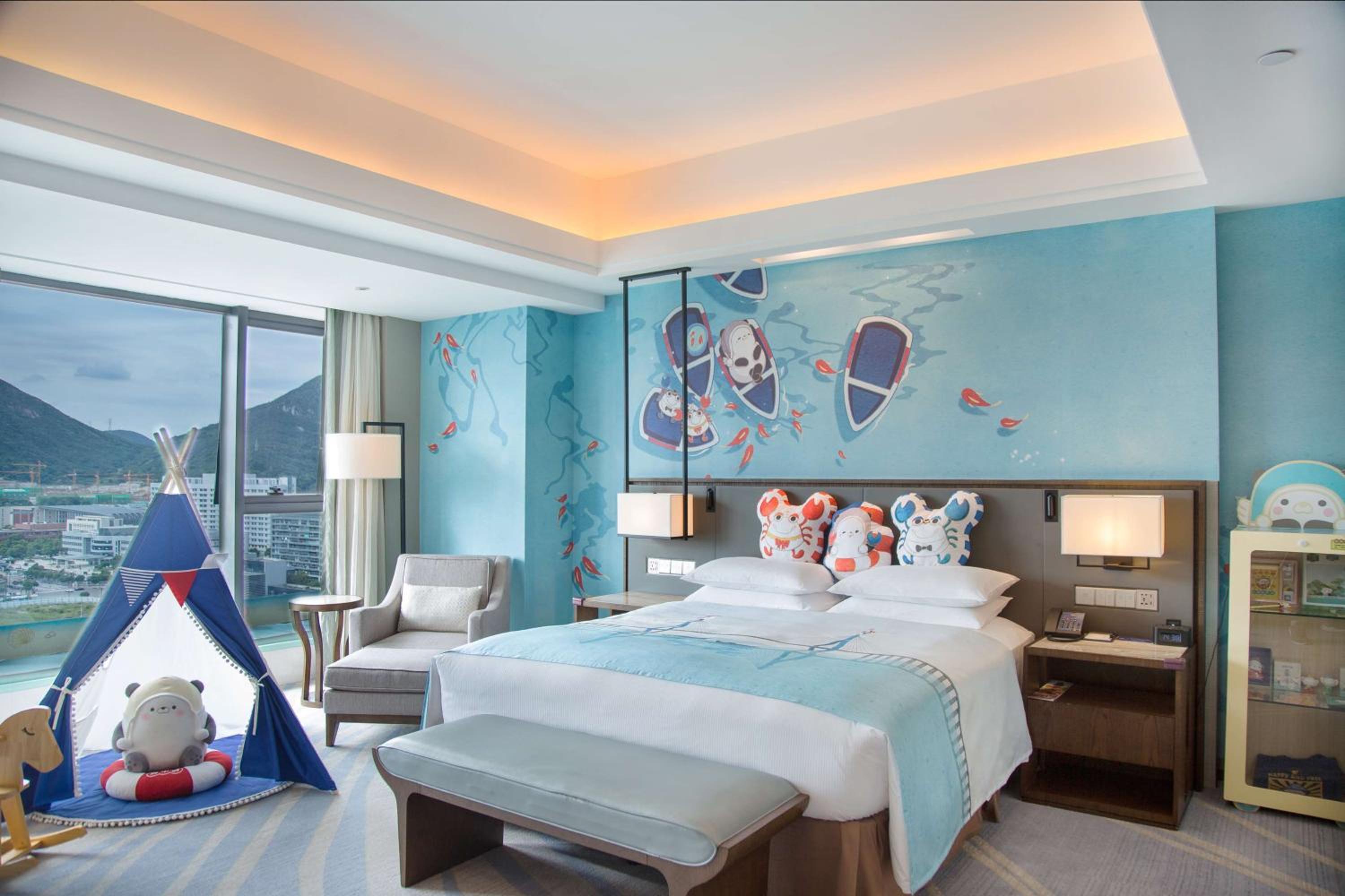 Family Room with Crab Theme and Lake View