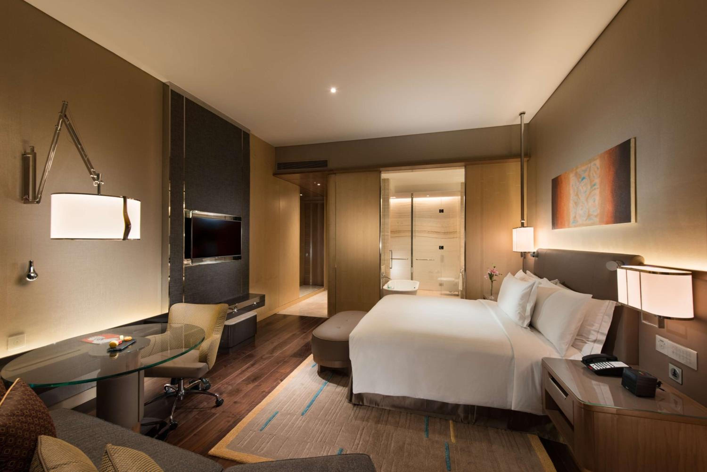 Executive King Room with Executive Lounge Access - Photo 4