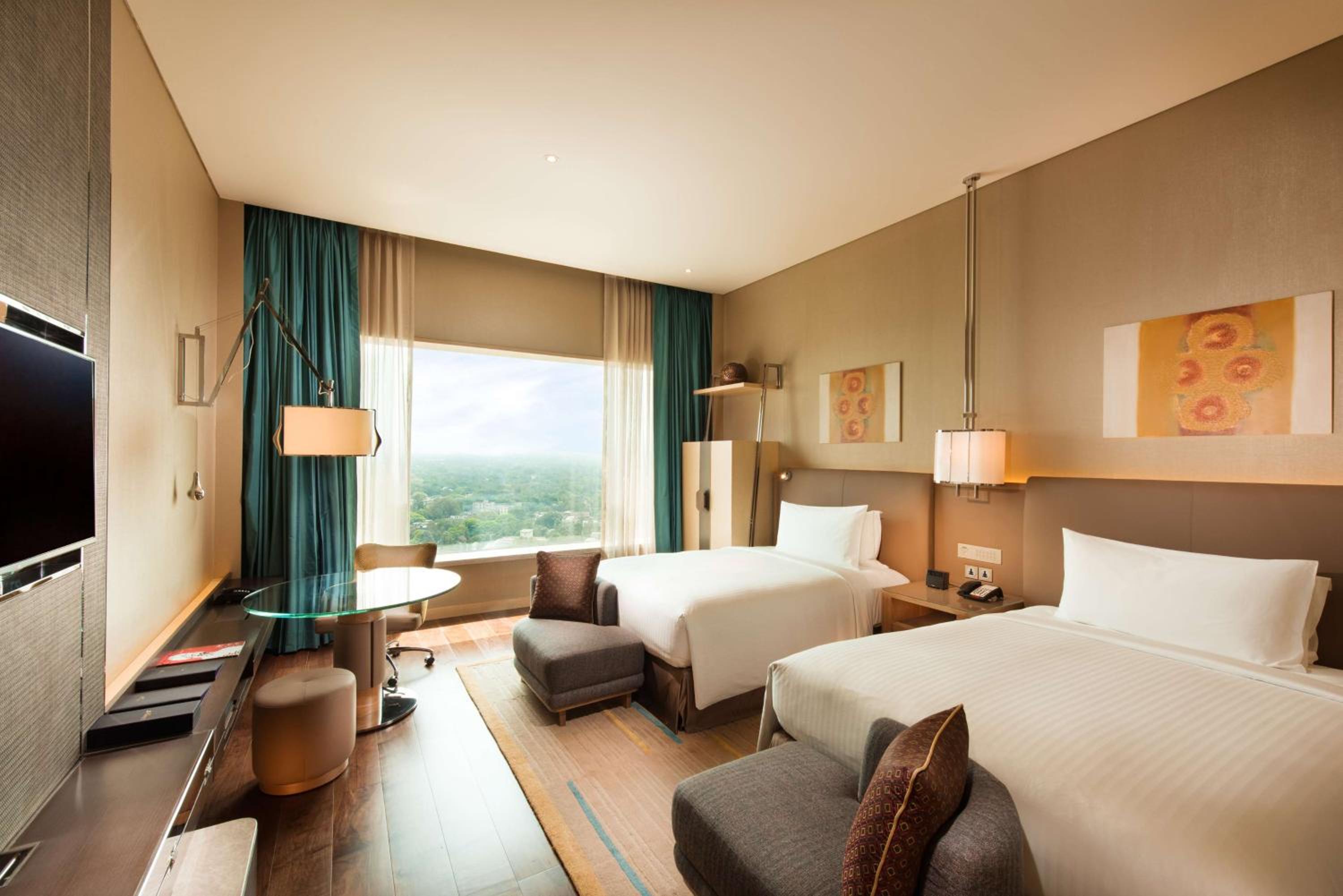 Executive Queen Room with Executive Lounge Access - Photo 4