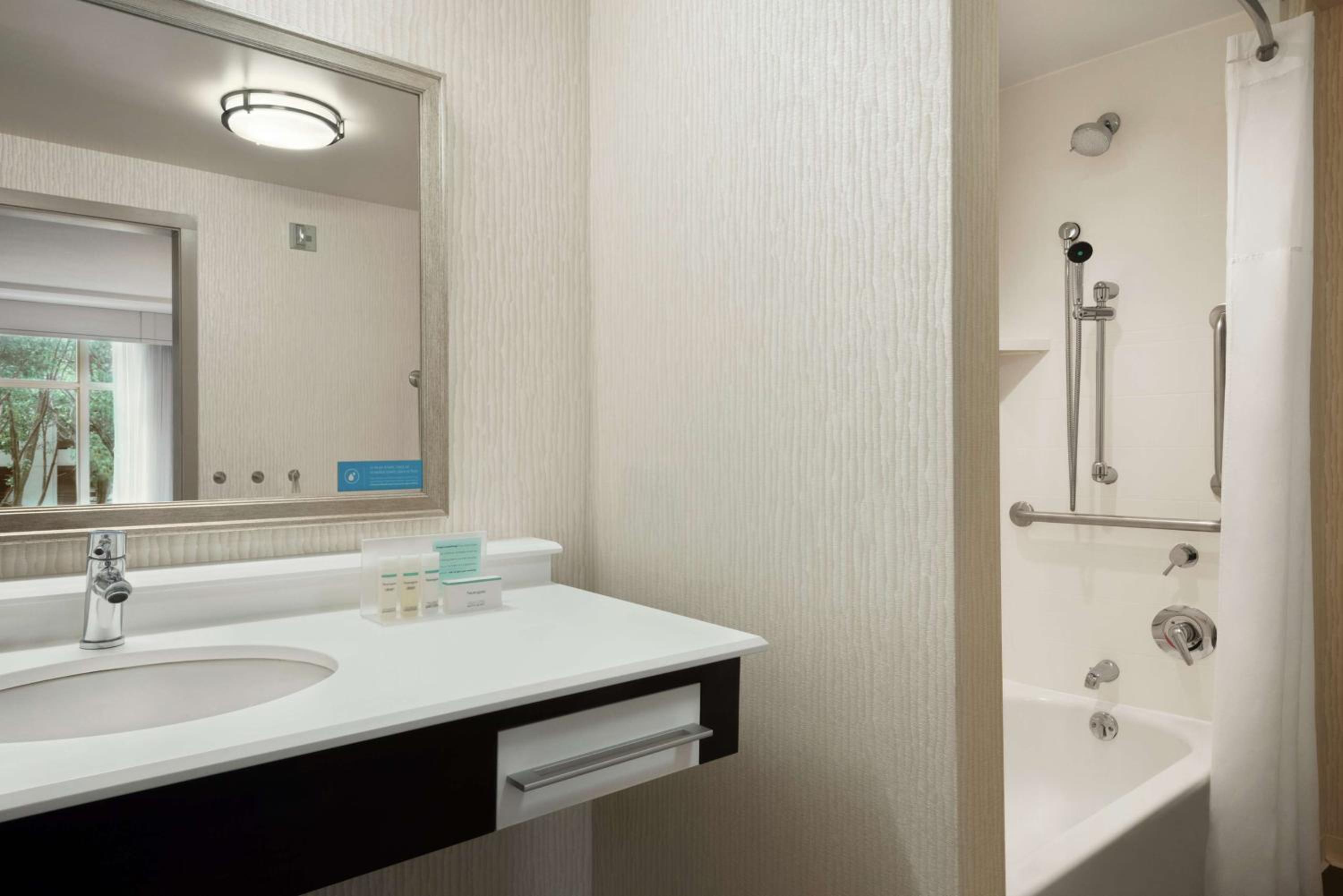 King Room with Accessible Tub - Mobility and Hearing Access/Non-Smoking