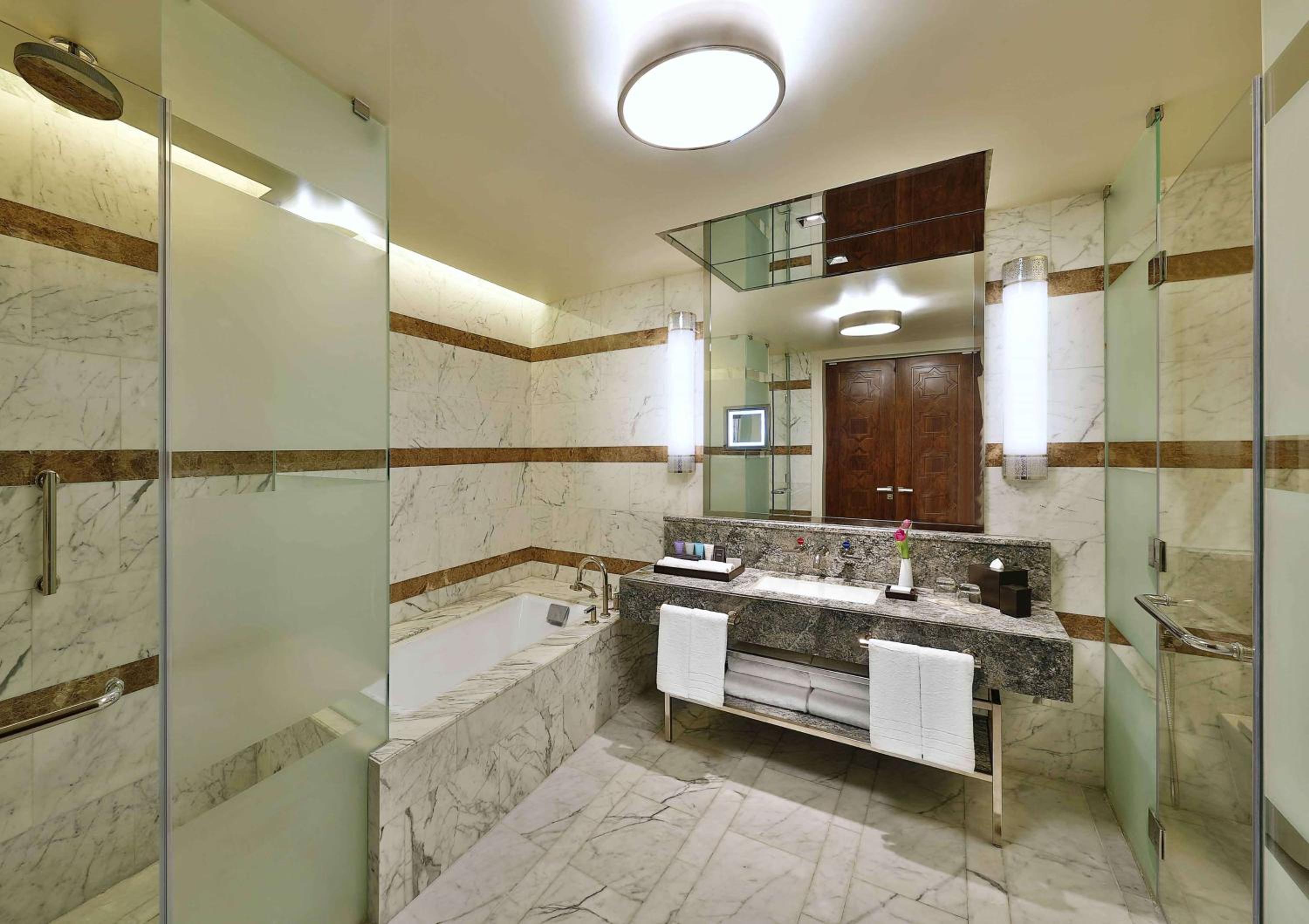 Premier Suite with Partial Kaaba View - Lounge Access thumbnail 6