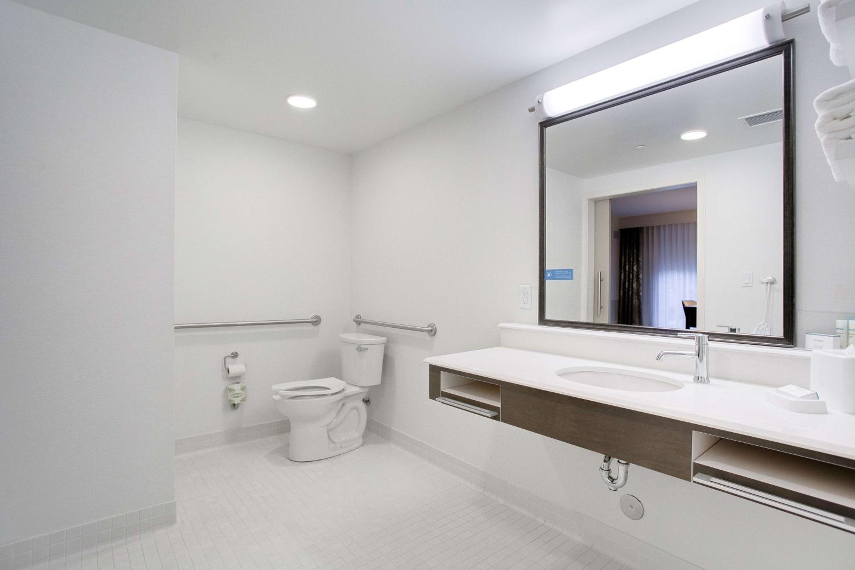 Queen Room with Two Queen Beds - Mobility and Hearing Access/Non-Smoking