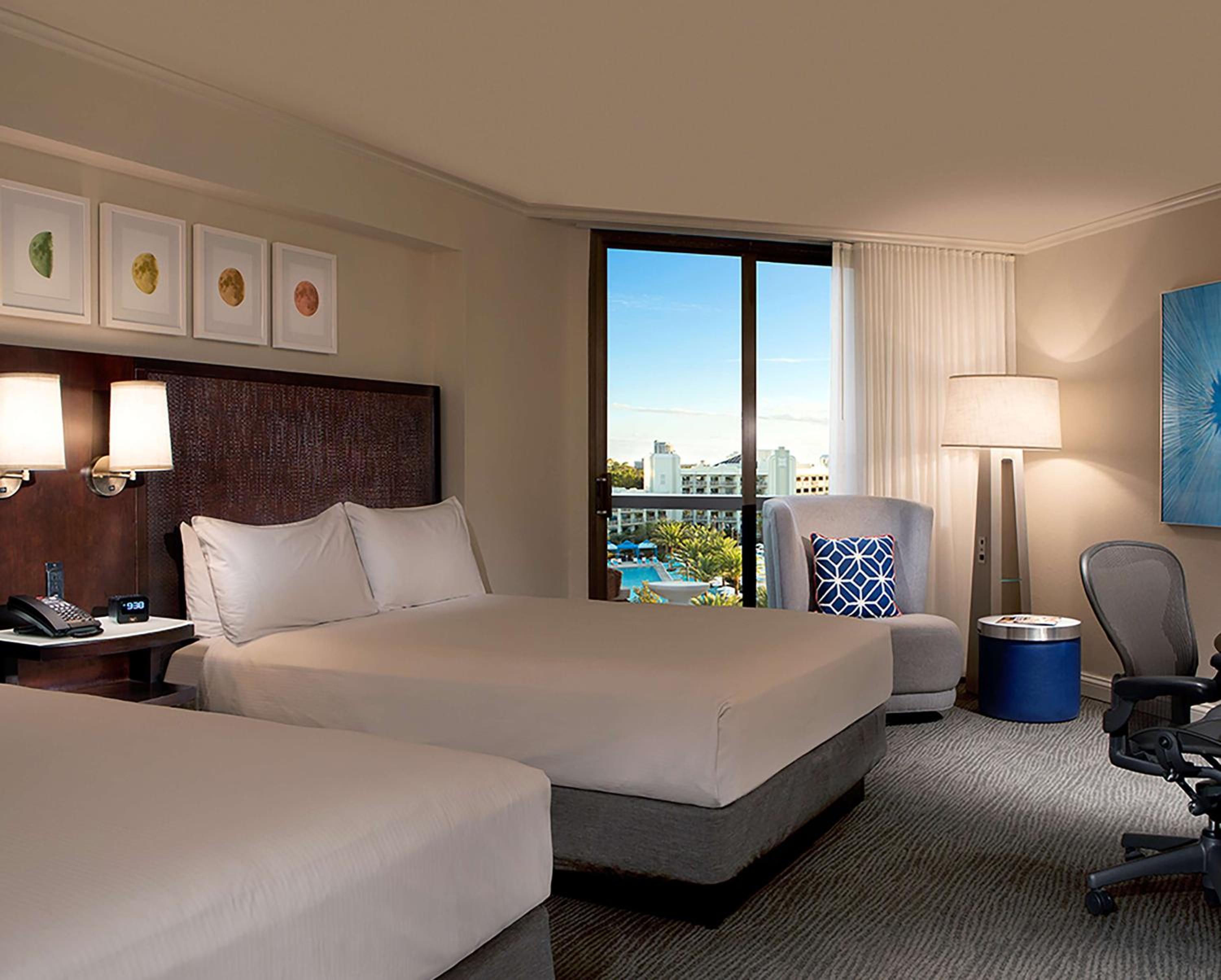 One-Bedroom King Suite - Mobility and Hearing Access thumbnail 5