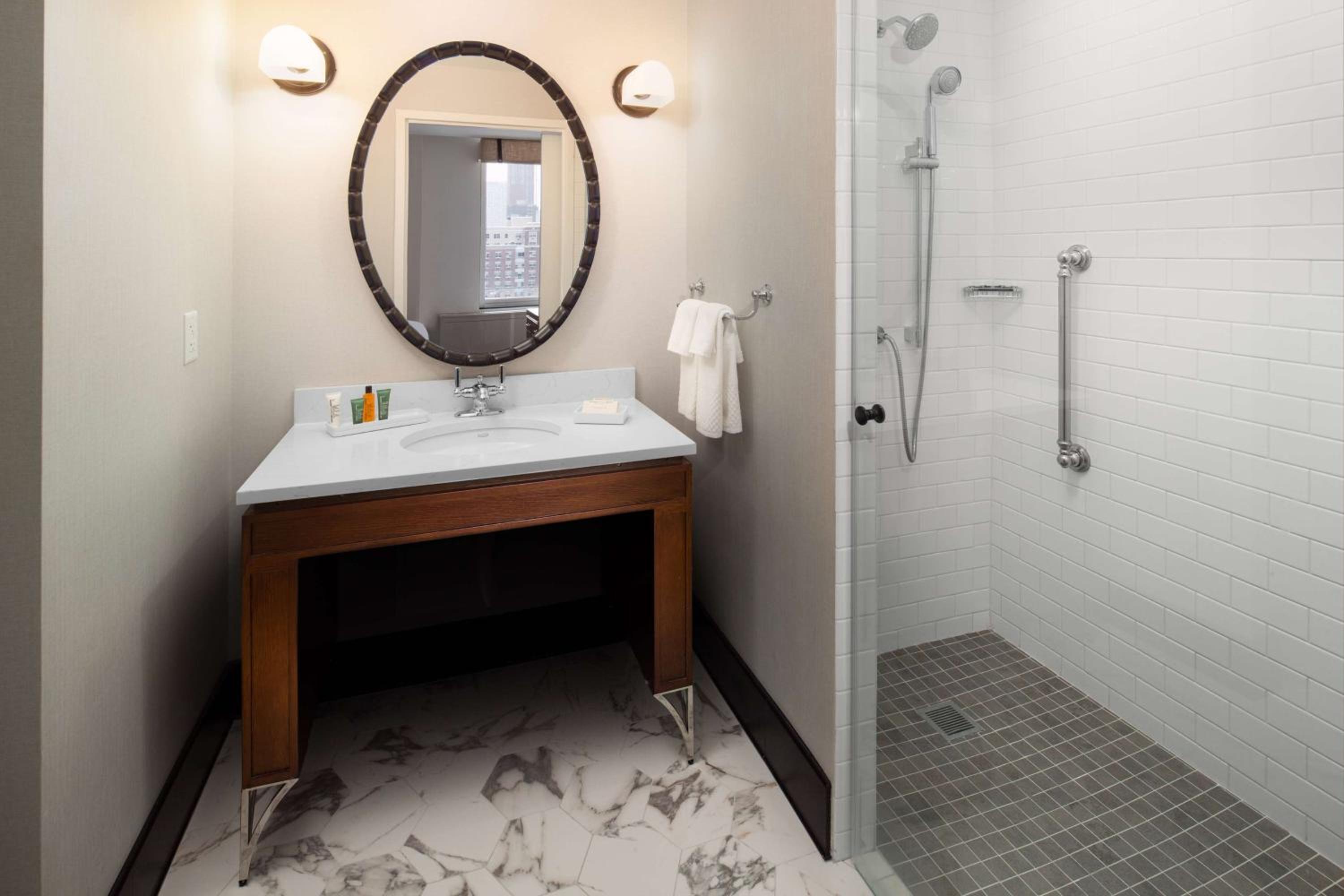 King Room with Roll-In Shower - Mobility Access photo 3