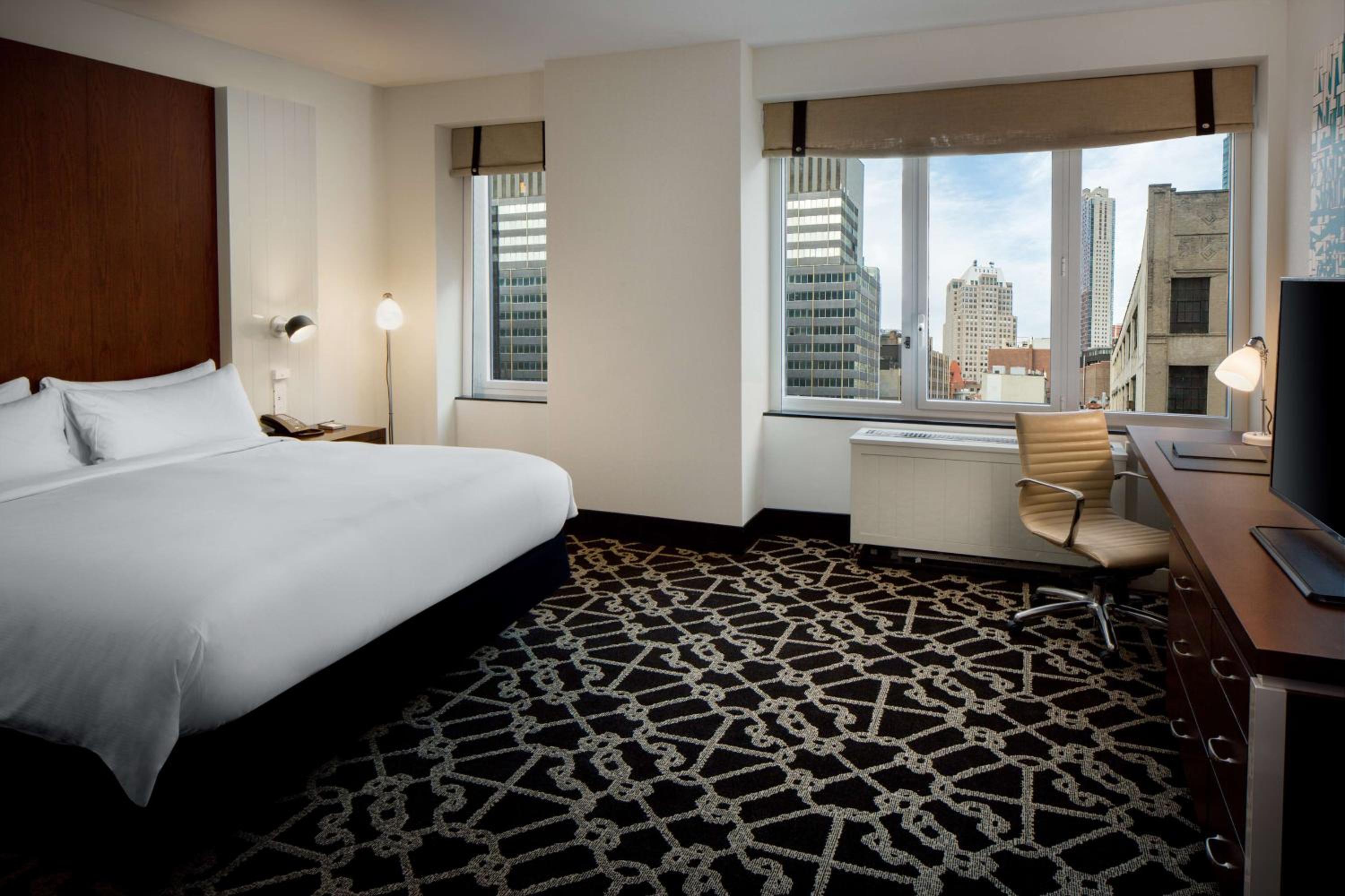 Deluxe King Room with Lounge Access photo 1