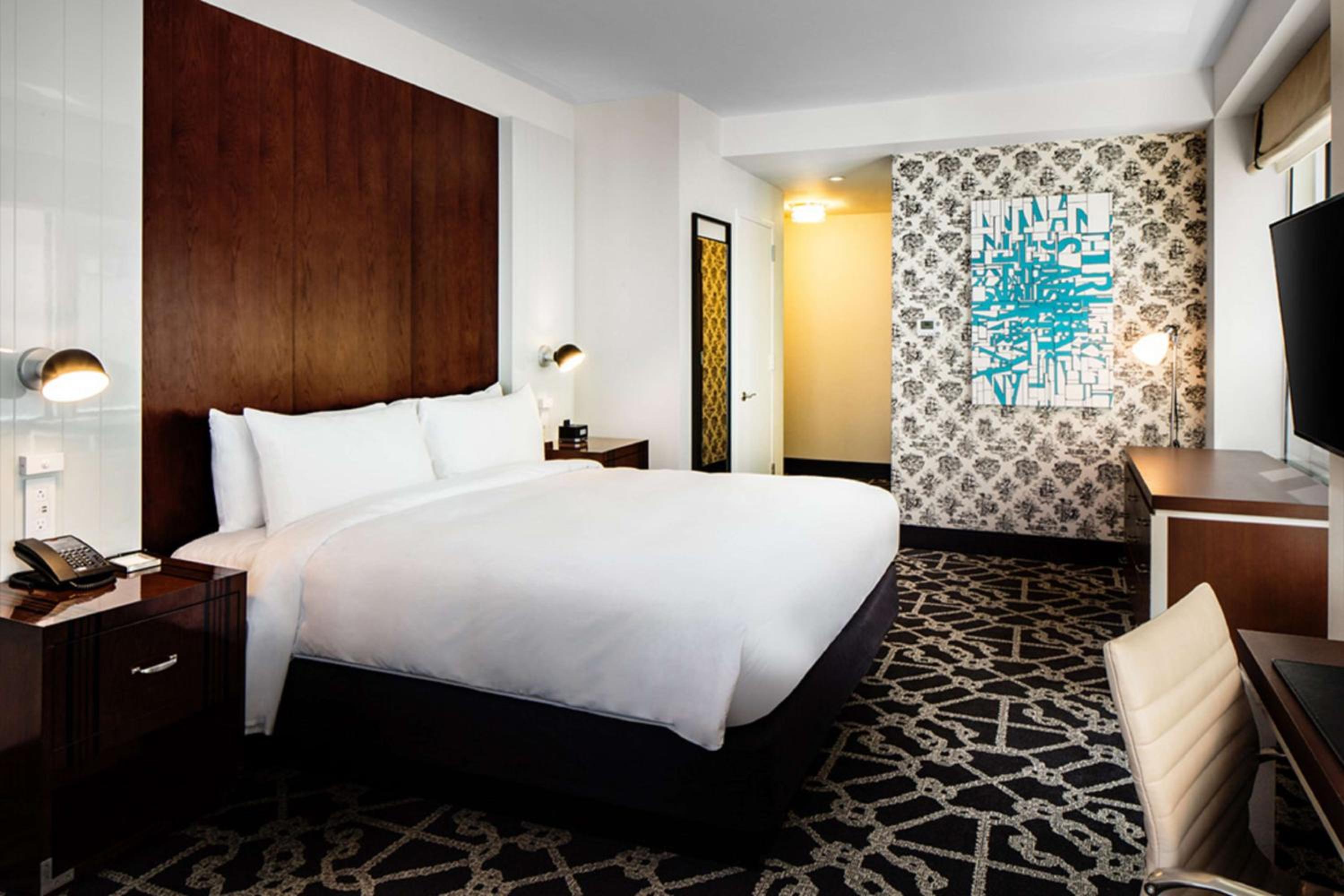 Deluxe King Room with Lounge Access photo 3
