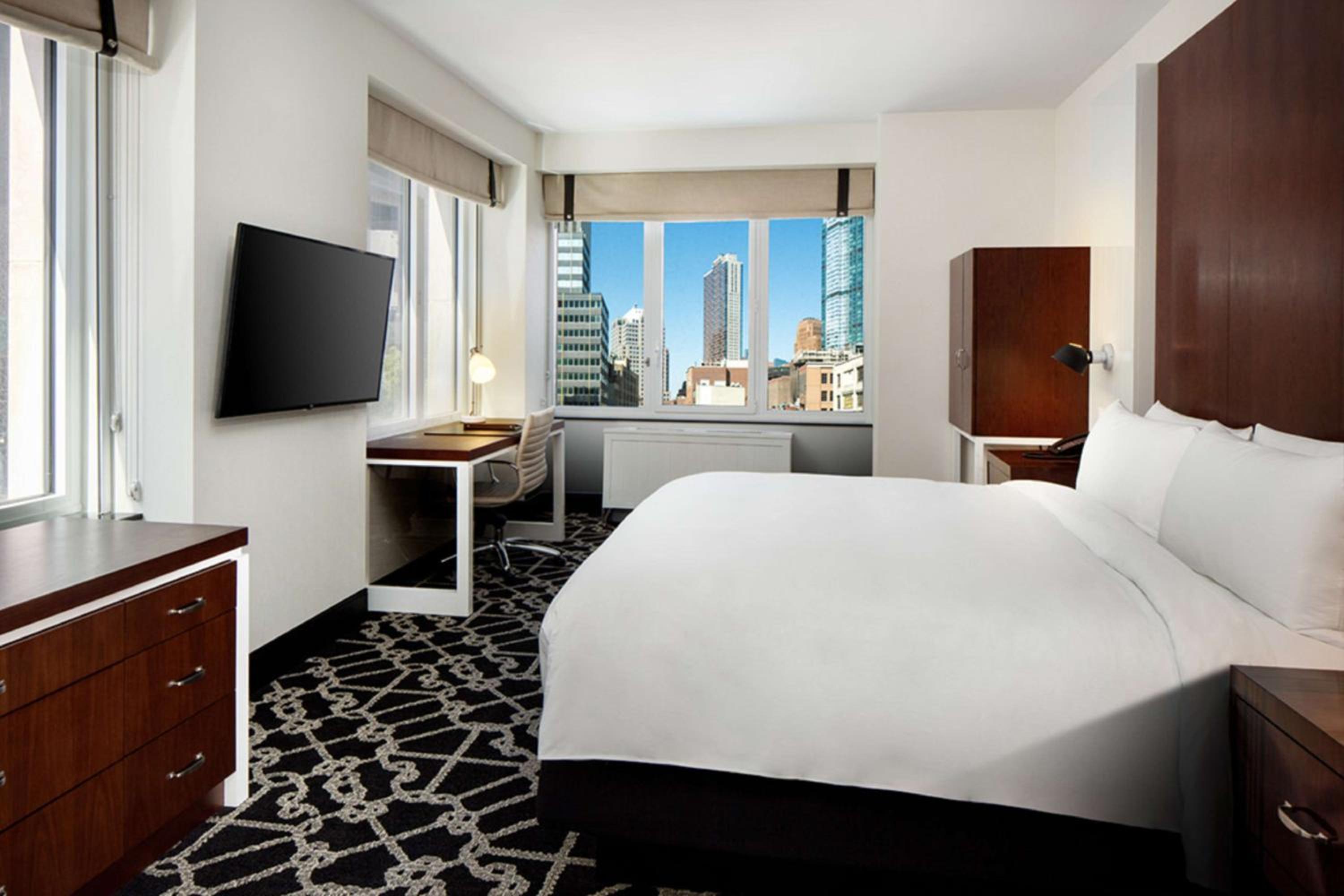 Deluxe King Room with Lounge Access photo 3