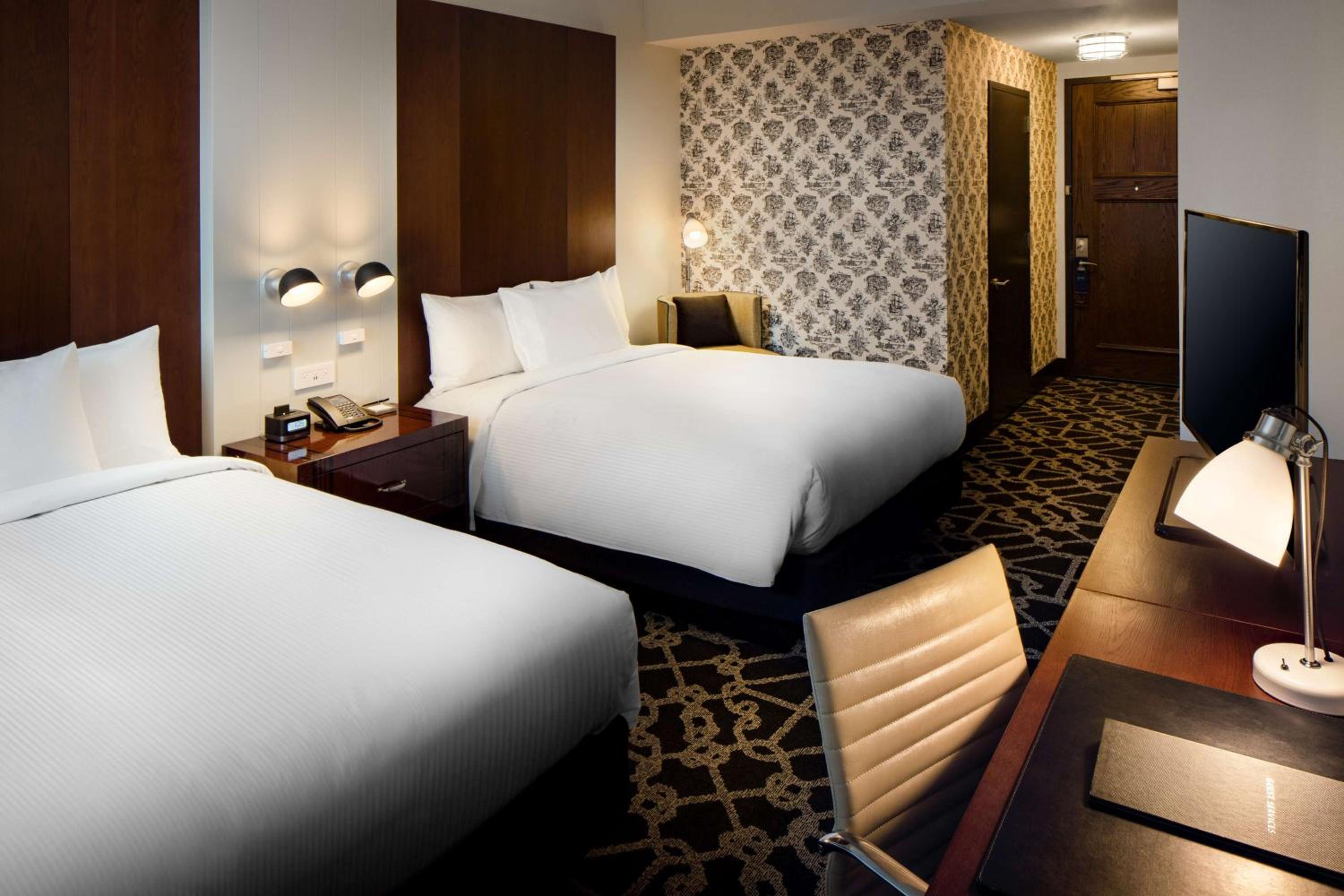 Queen Room with Two Queen Beds photo 2