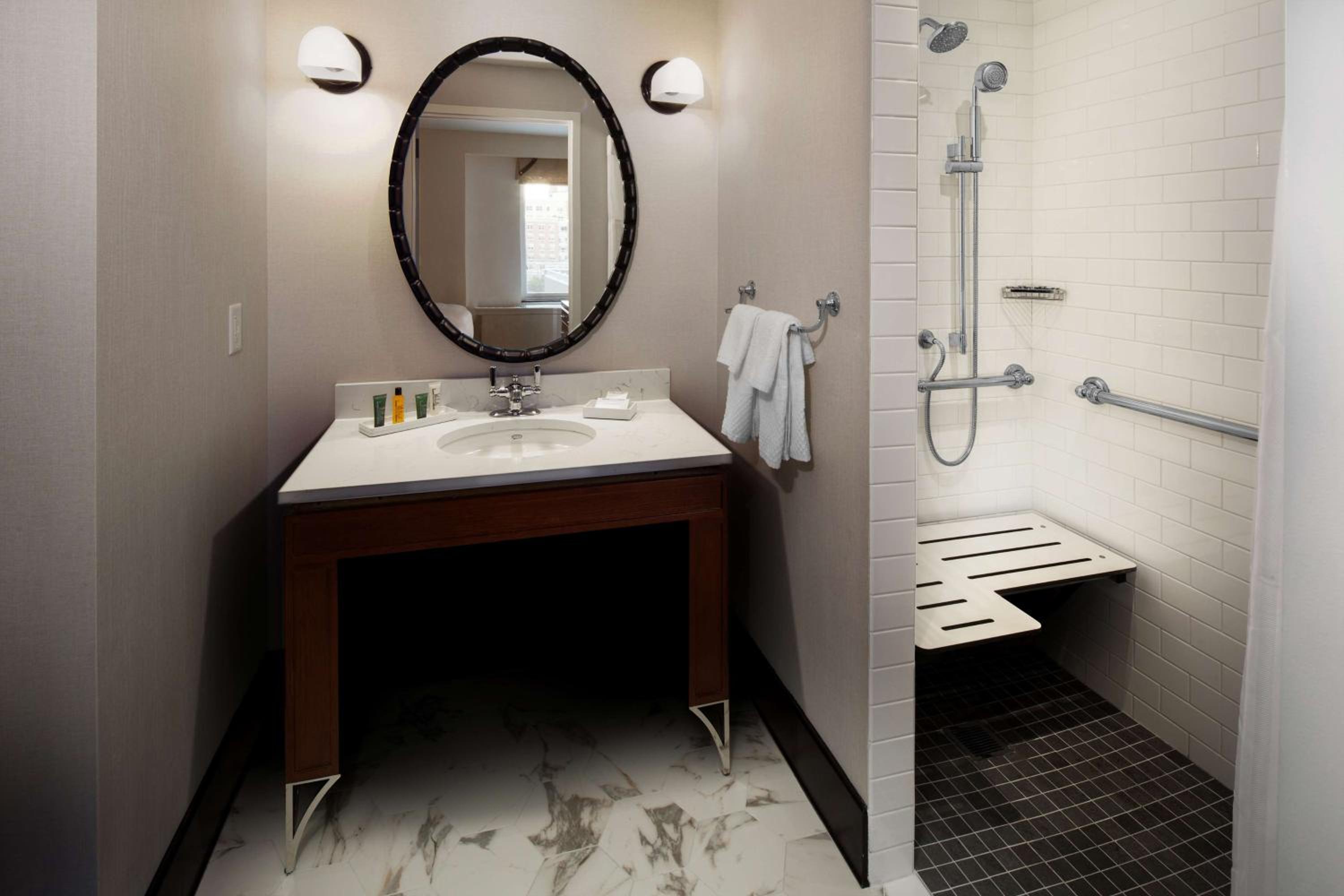 King Room with Roll-In Shower - Mobility Access photo 3
