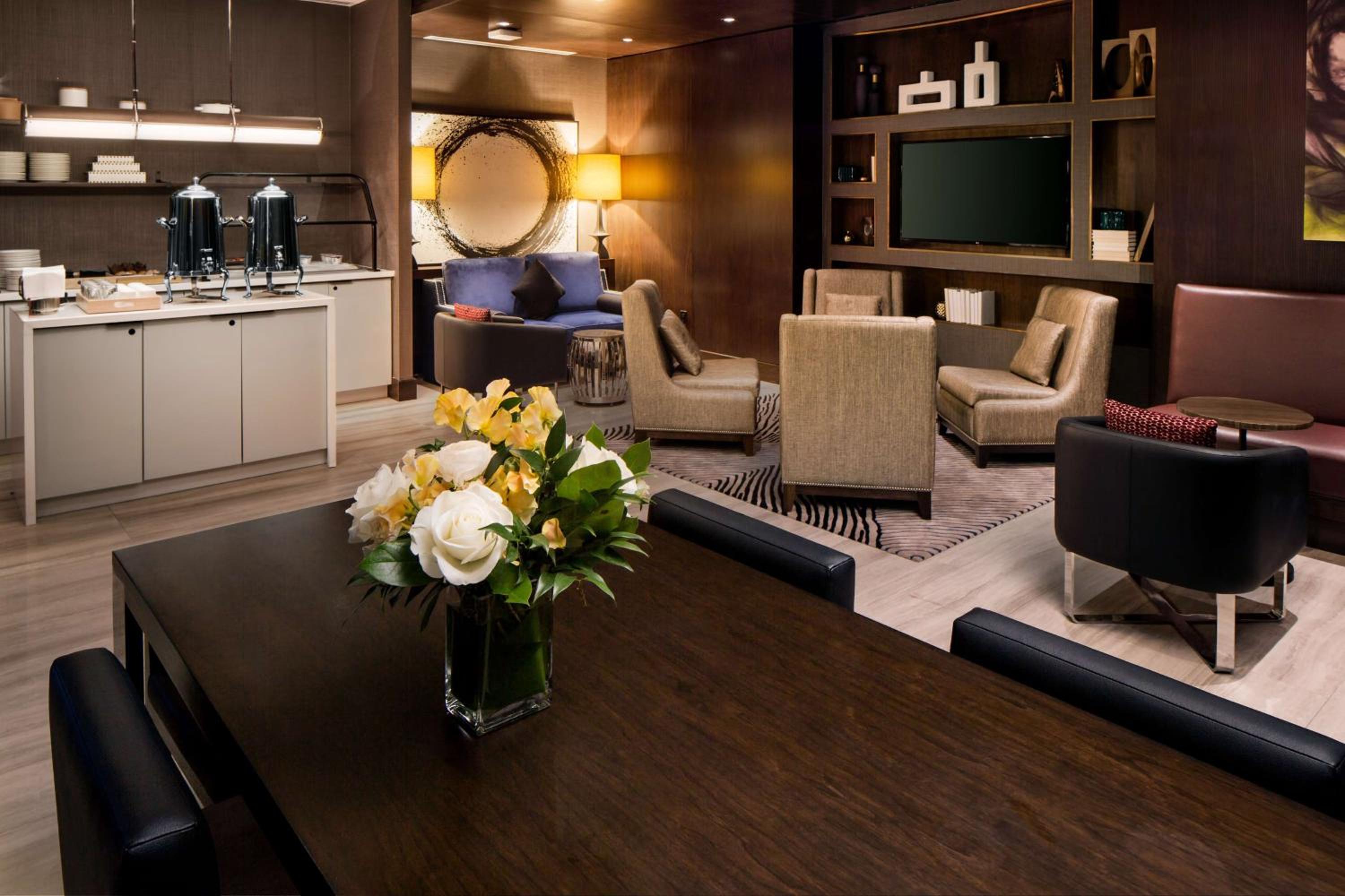 Executive Queen Room with Two Queen Beds and Lounge Access photo 3