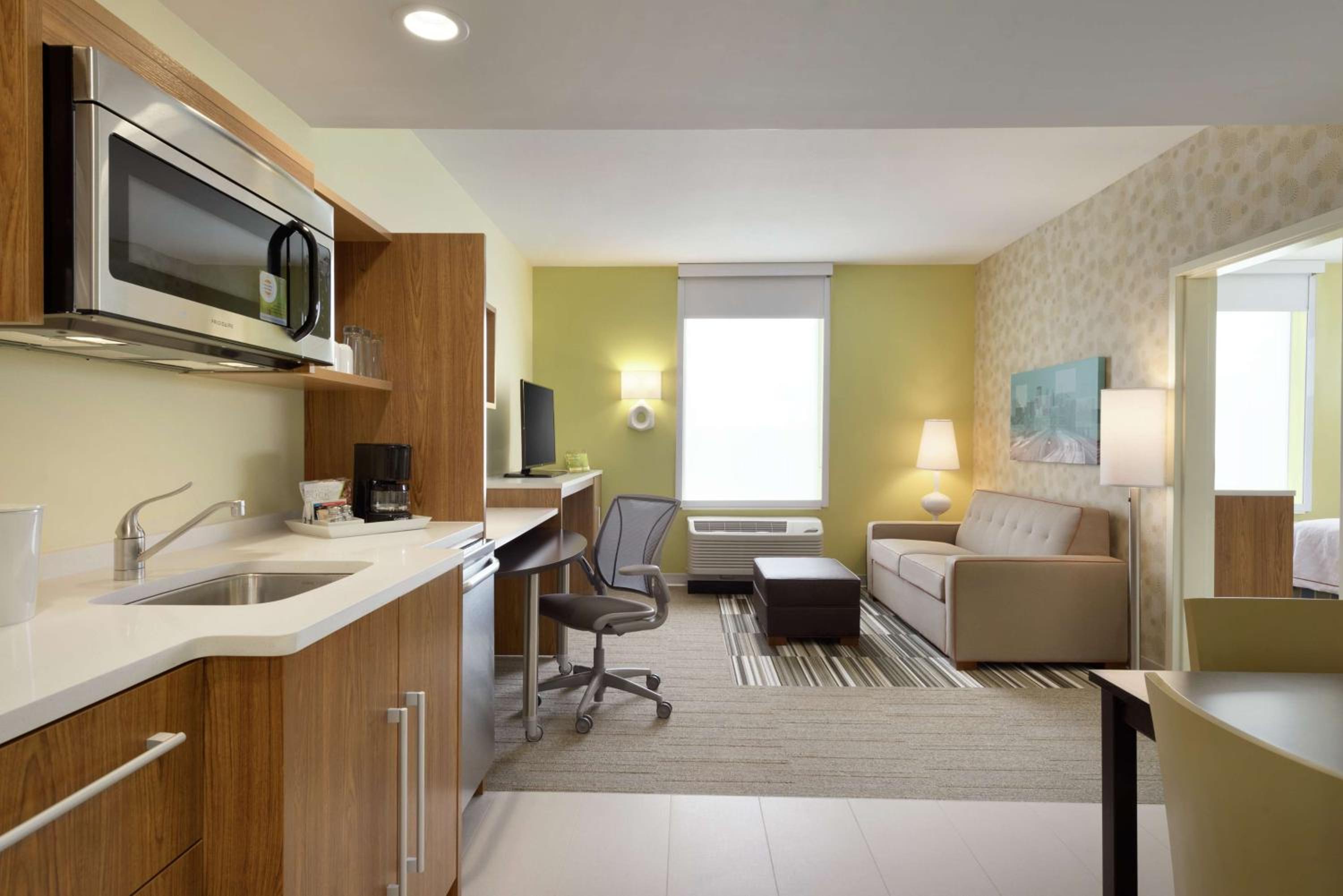 Queen Suite - Mobility Access/Non-Smoking photo 3