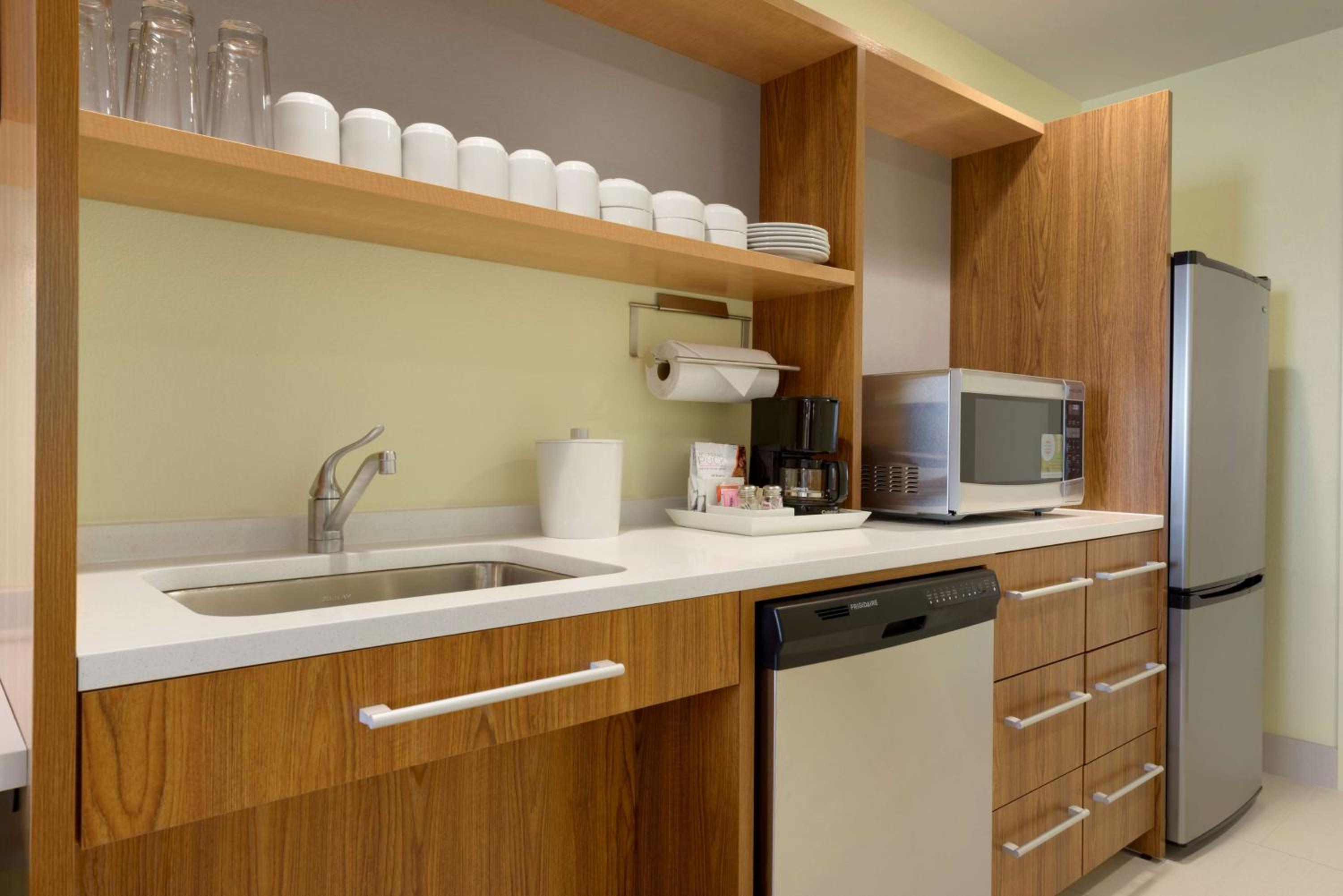 Queen Suite - Mobility Access/Non-Smoking photo 2