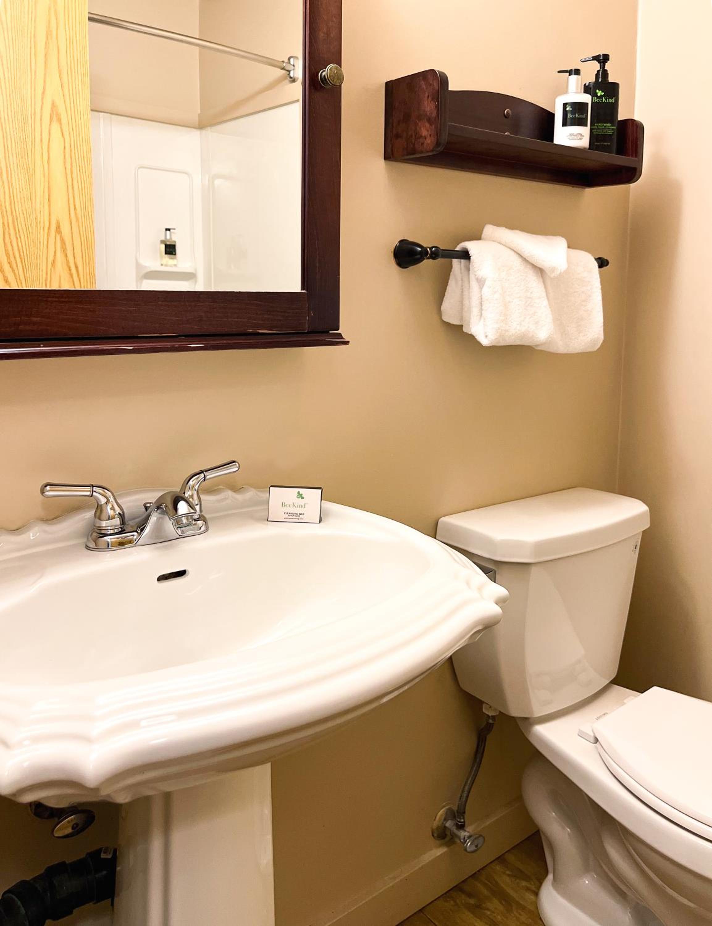 Queen Room with Two Queen Beds photo 3