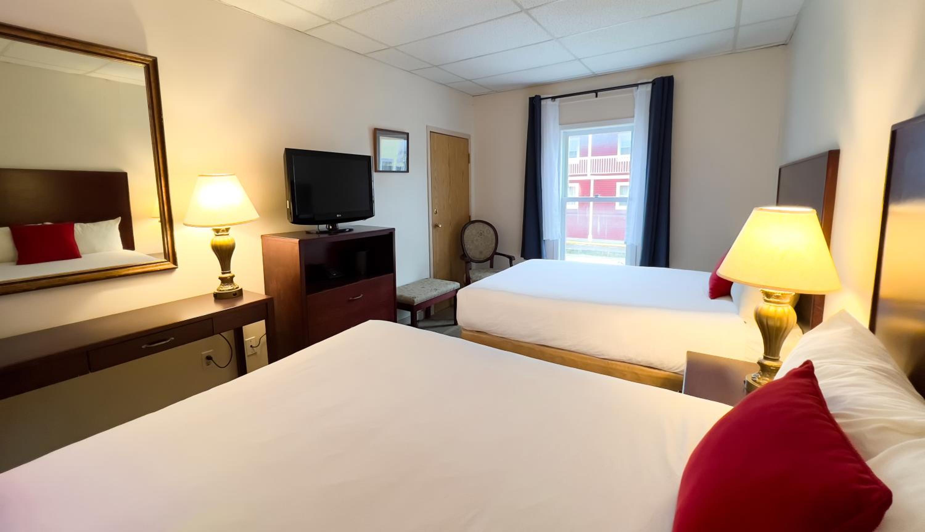 Queen Room with Two Queen Beds photo 2