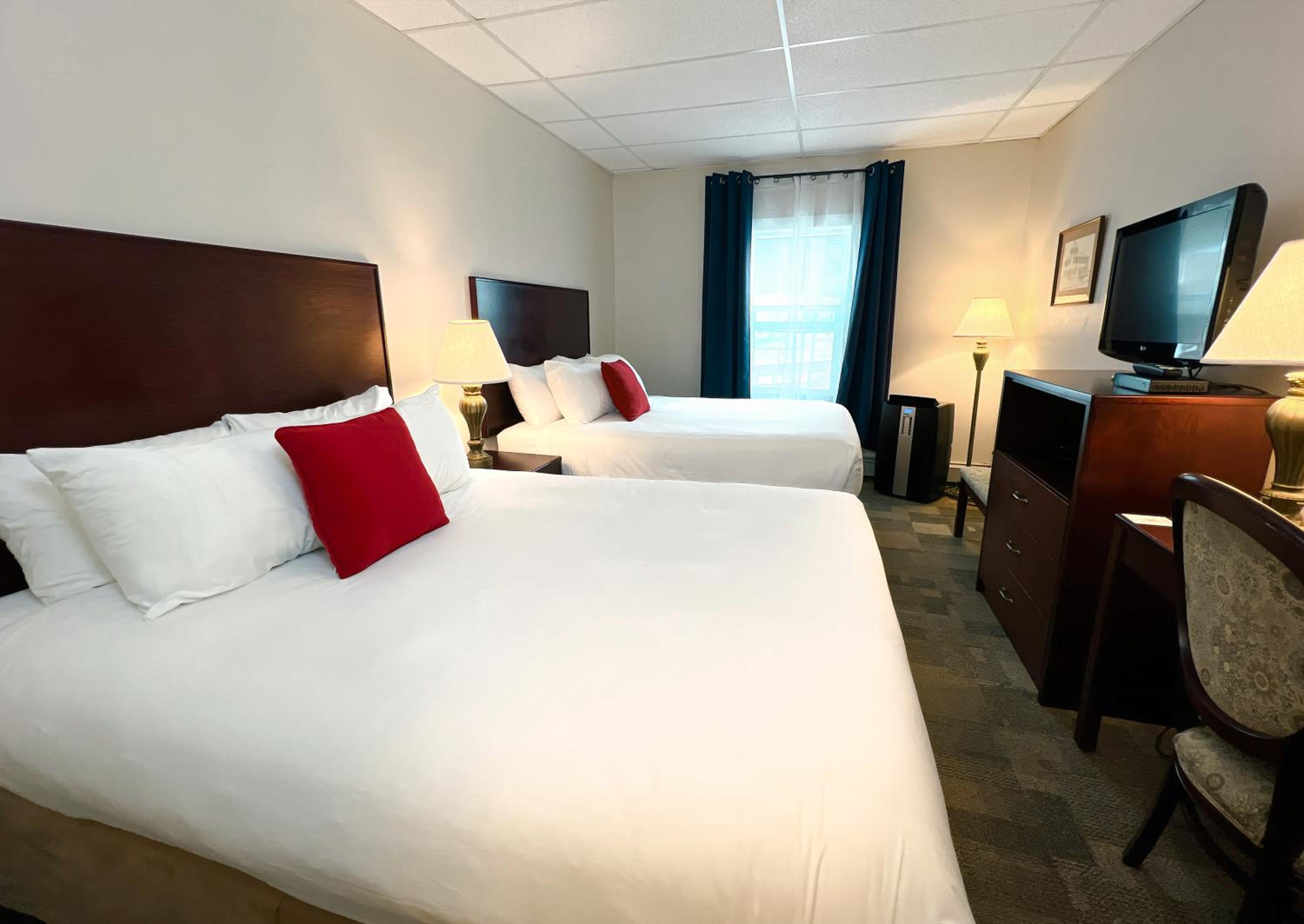 Queen Room with Two Queen Beds photo 1