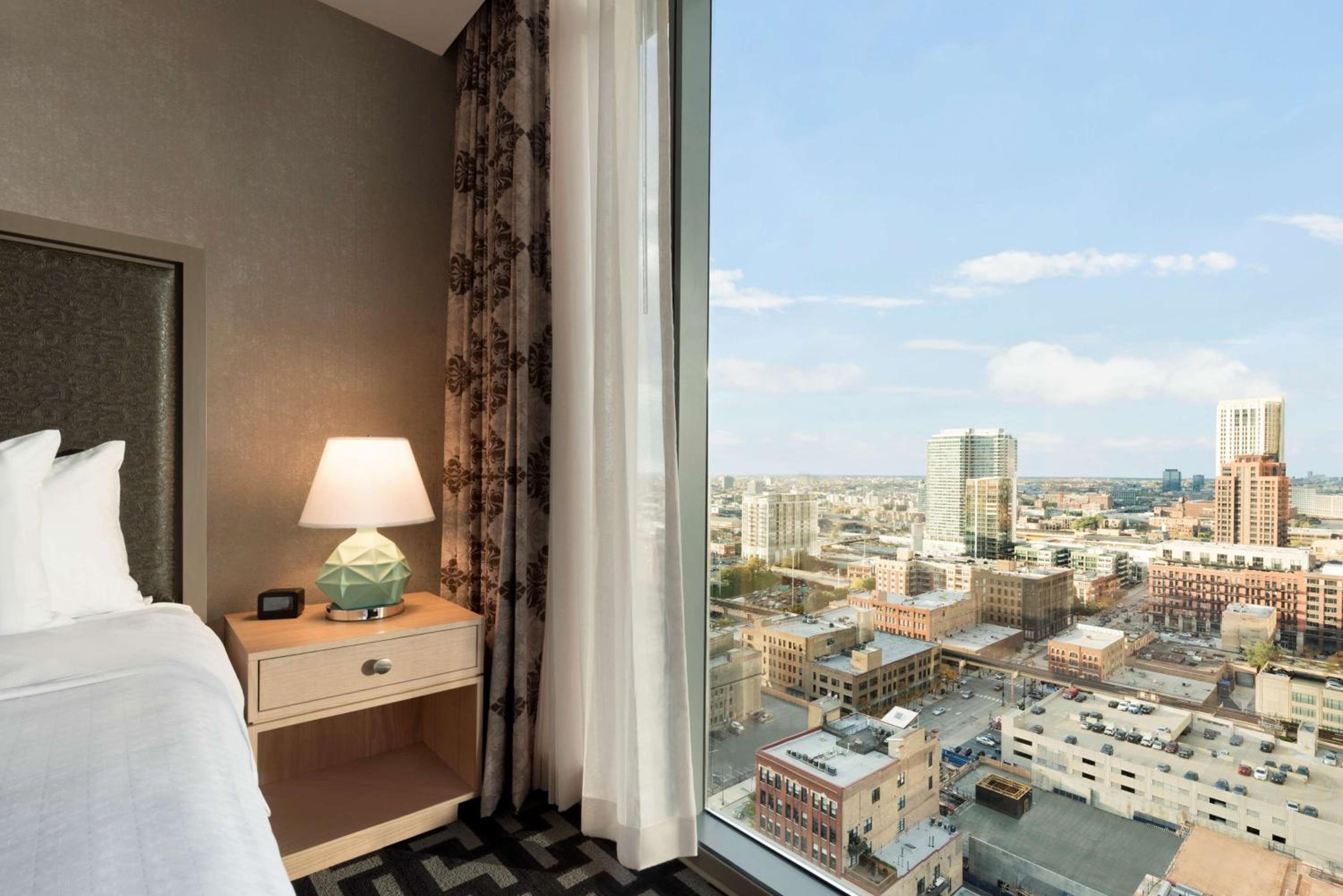 King Studio Suite with City View thumbnail 6