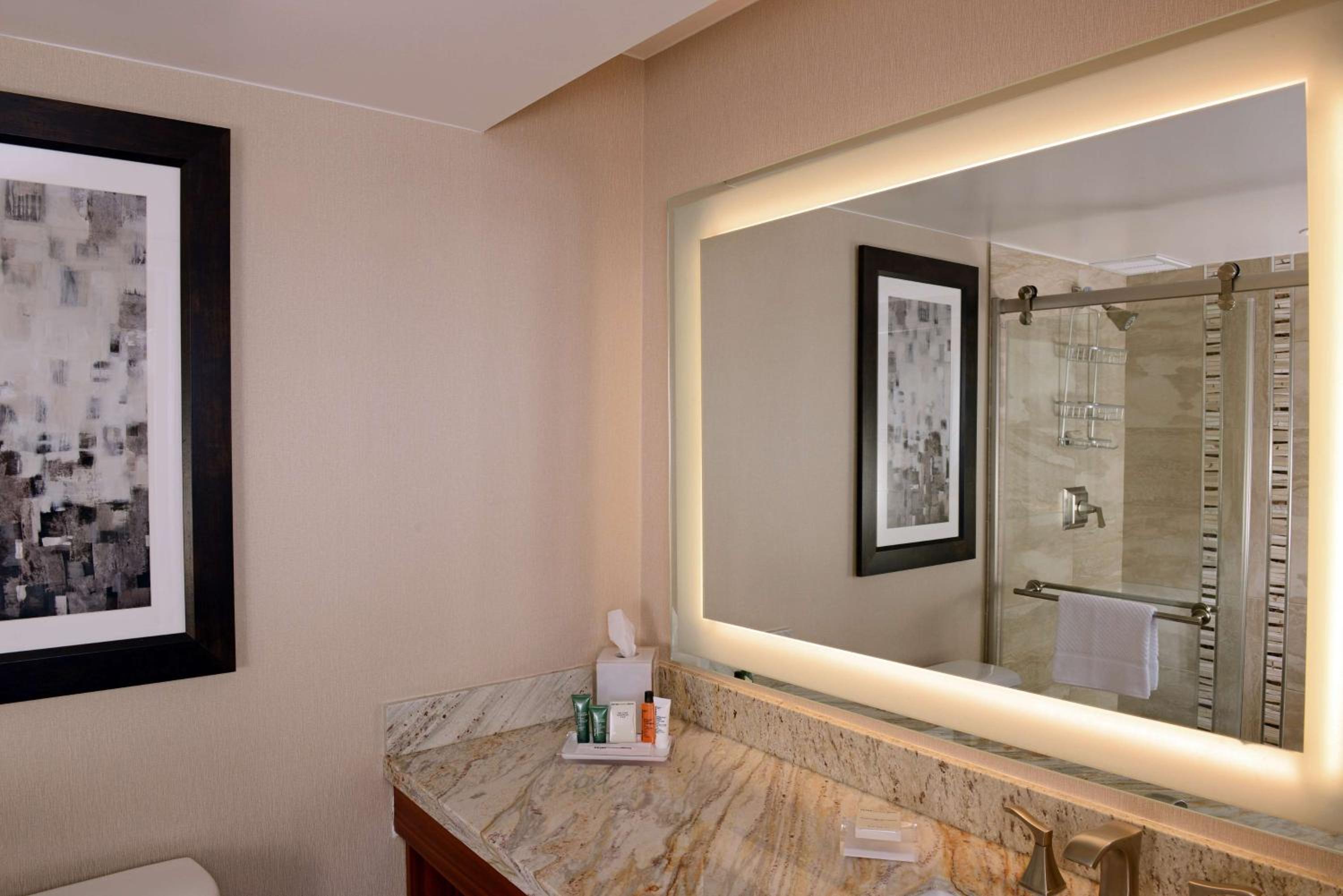 Executive Queen Room with Two Queen Beds - Photo 2