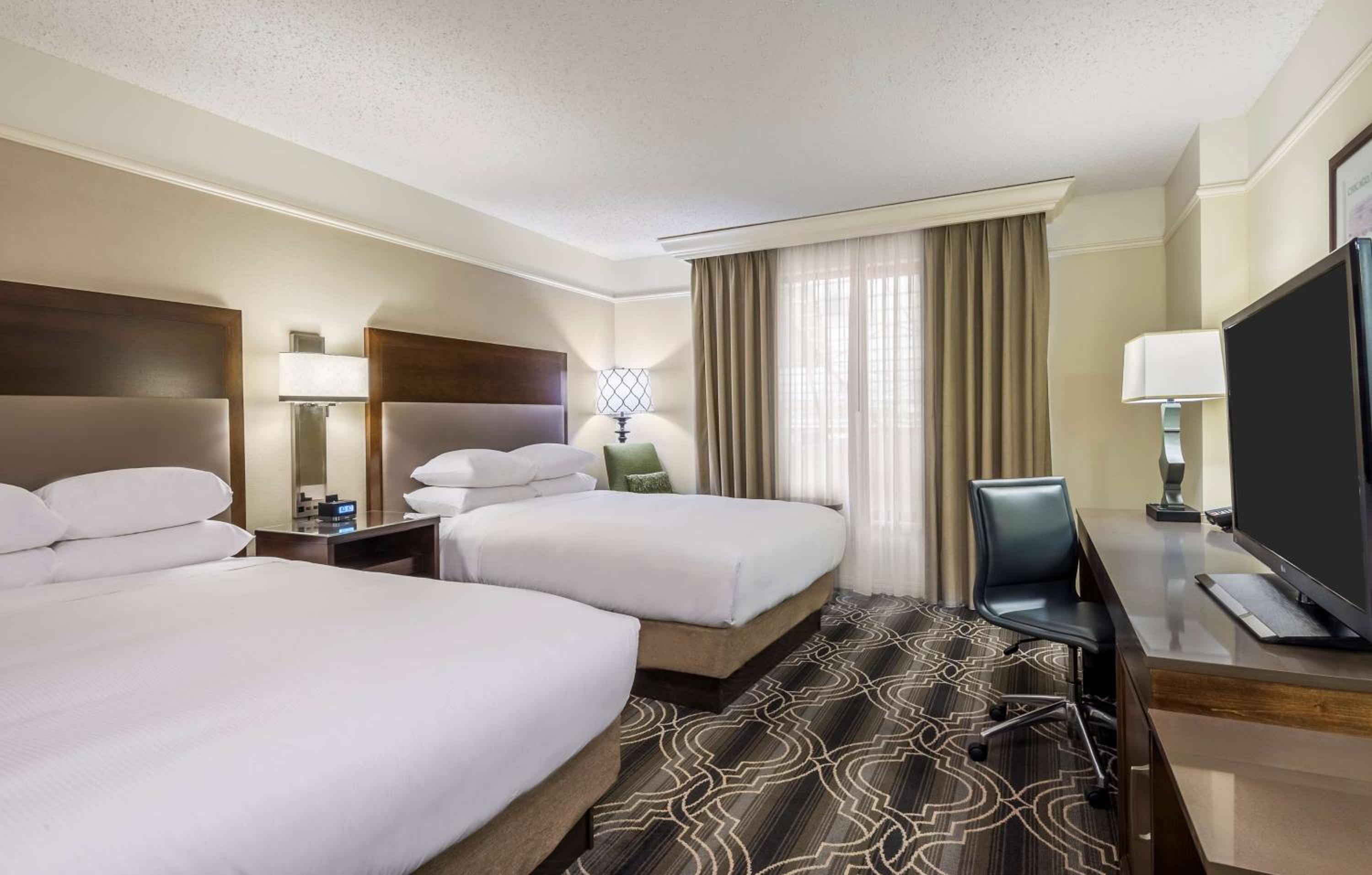 Deluxe Queen Room with Two Queen Beds - Photo 4