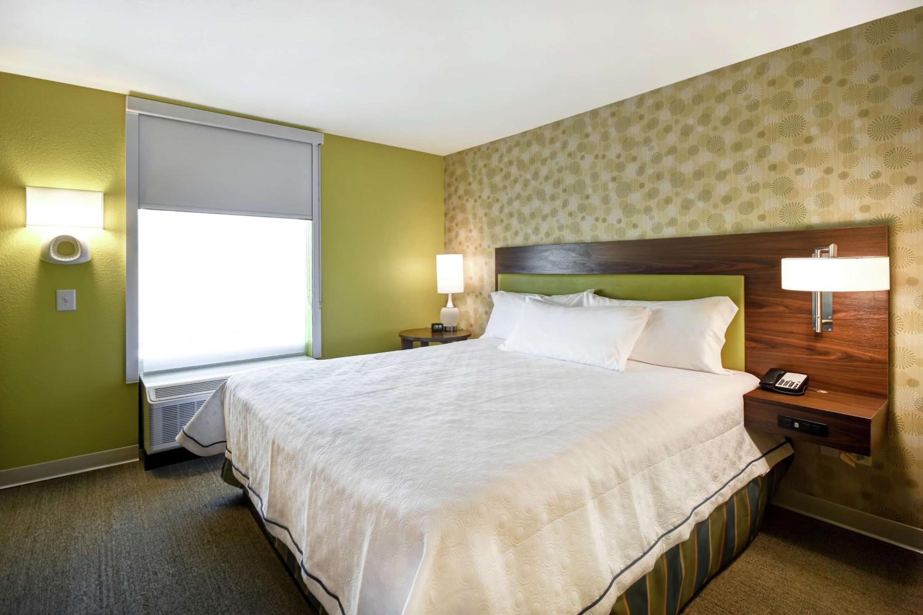 King Suite - Mobility and Hearing Access/Non-Smoking photo 3