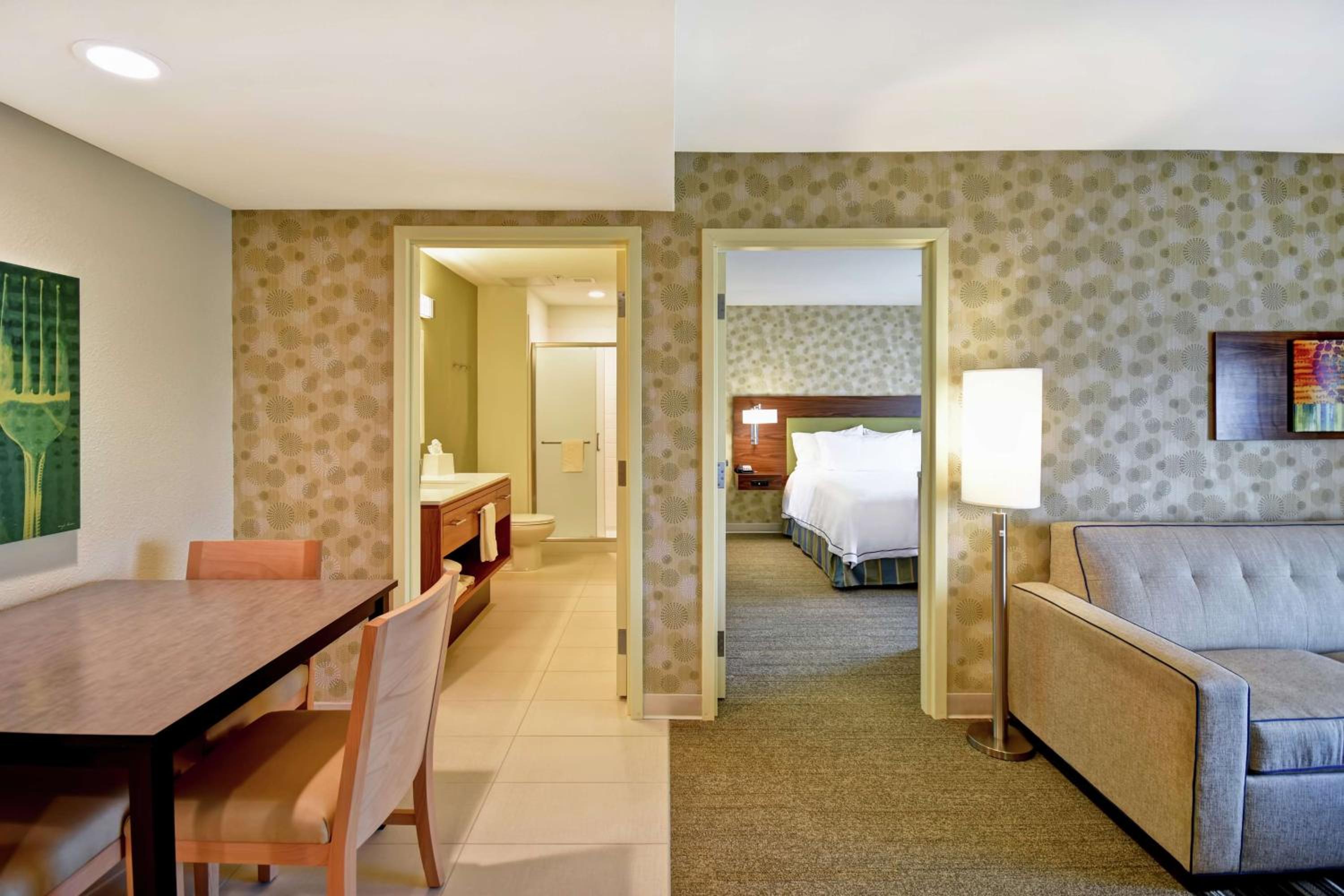 One-Bedroom Queen Suite - Non-Smoking photo 3