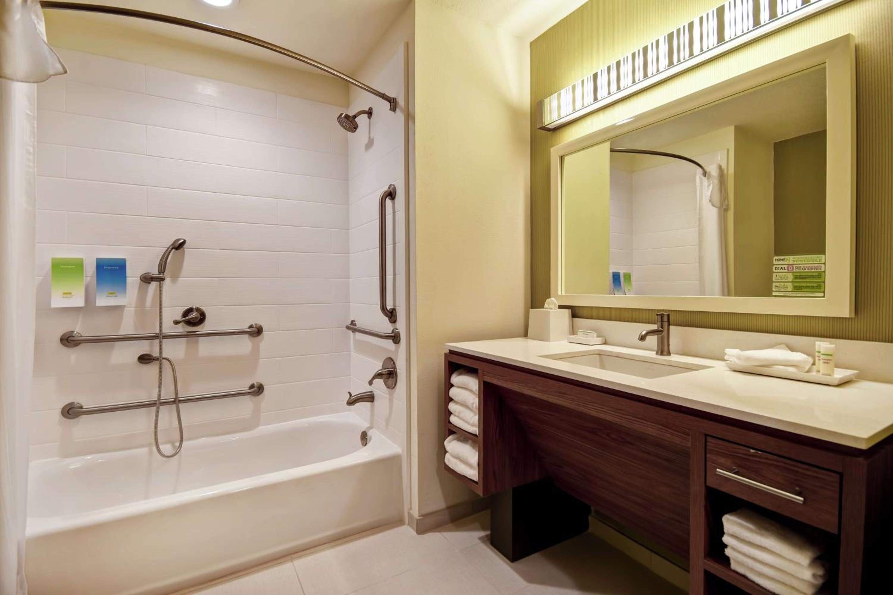 King Suite - Mobility and Hearing Access/Non-Smoking photo 2