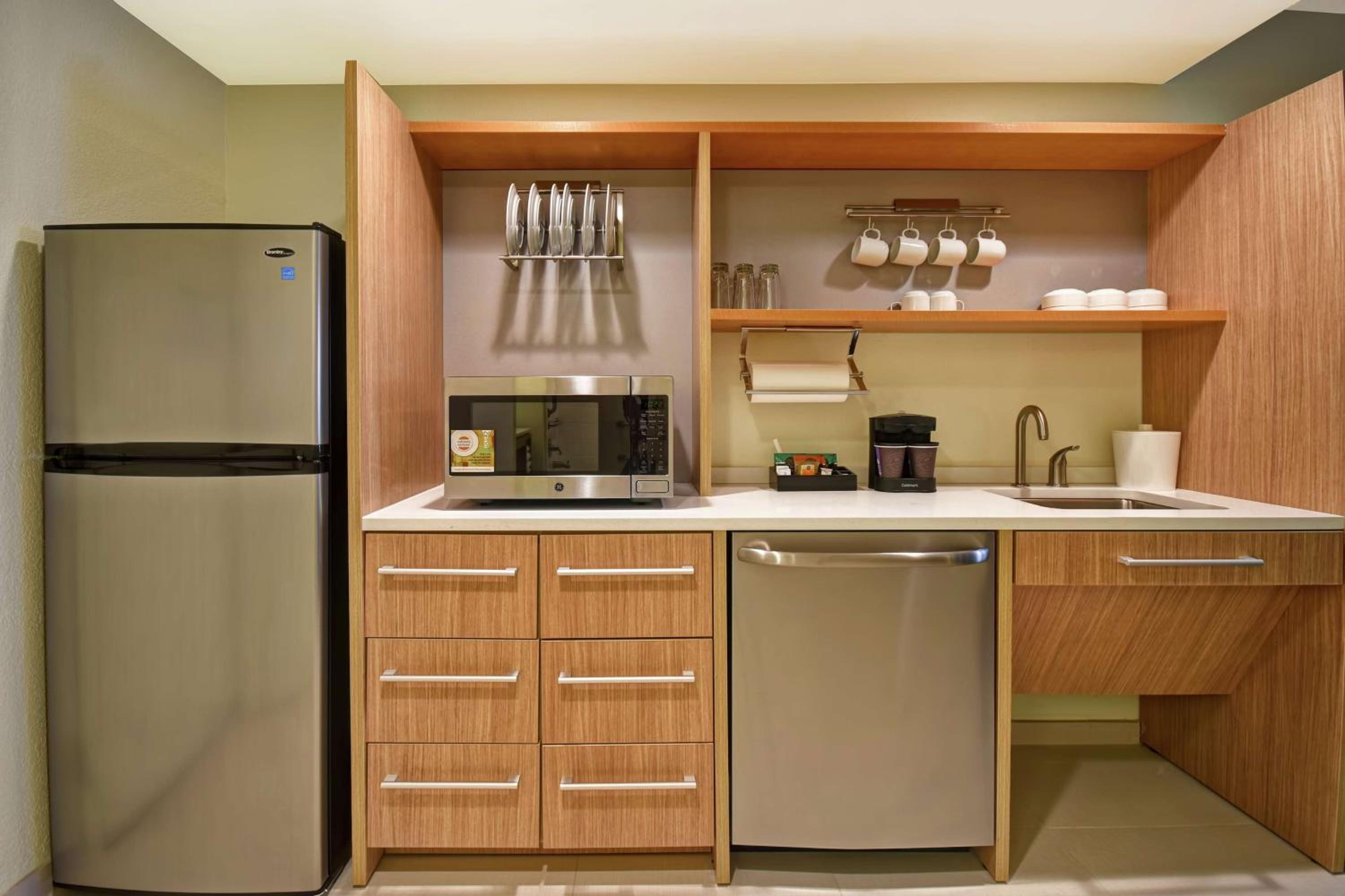 Queen Studio Suite - Hearing Accessible/Non-Smoking photo 3