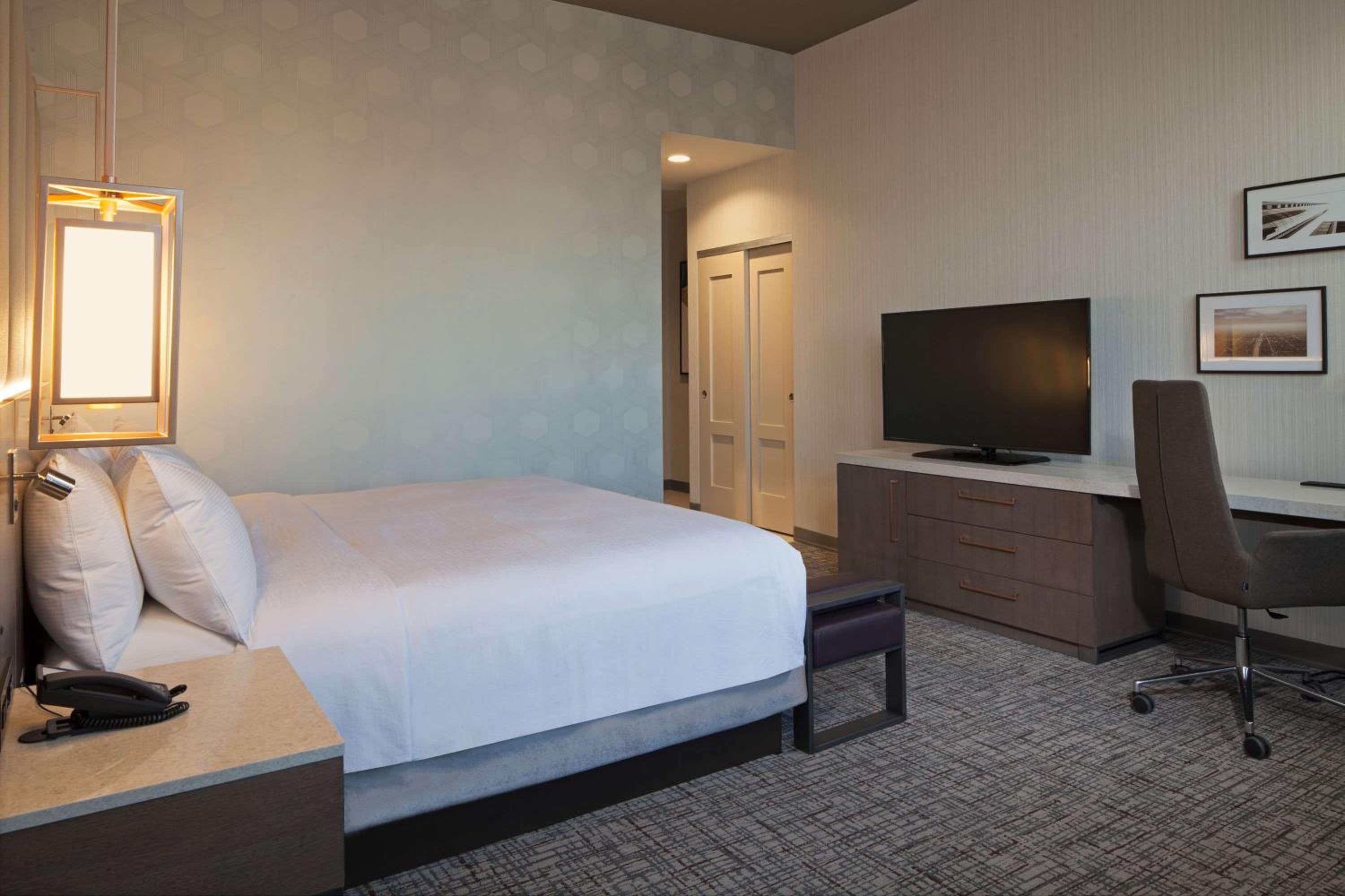 Deluxe King Room - Mobility Access thumbnail 5