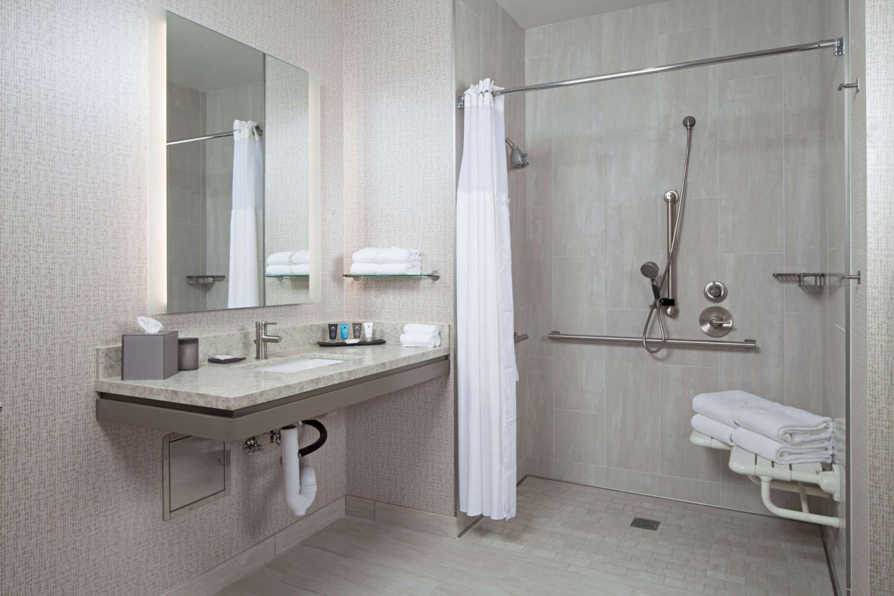 Deluxe Queen Room with Two Queen Beds and Roll-In Shower - Mobility Access