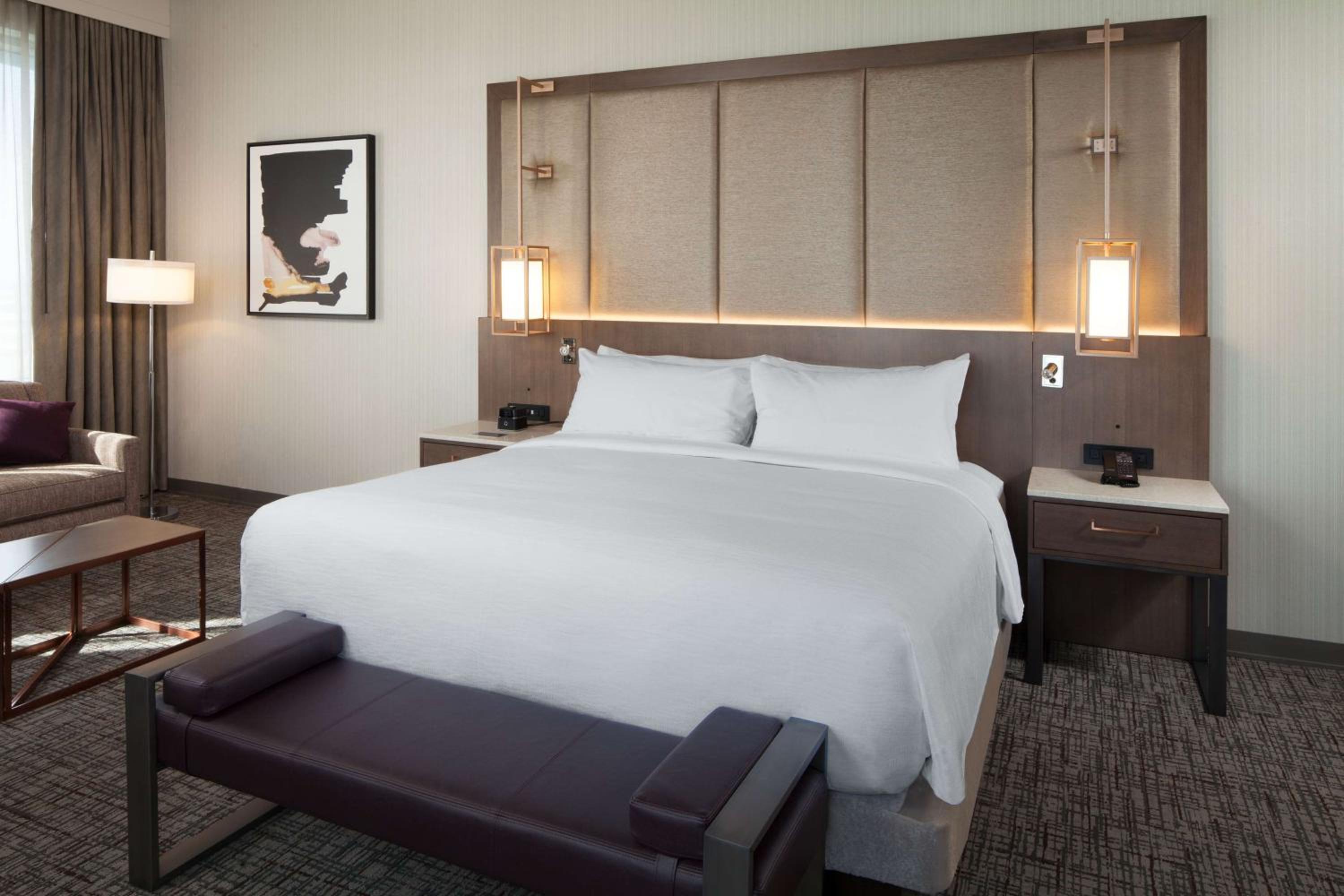 Superior King Room thumbnail 5