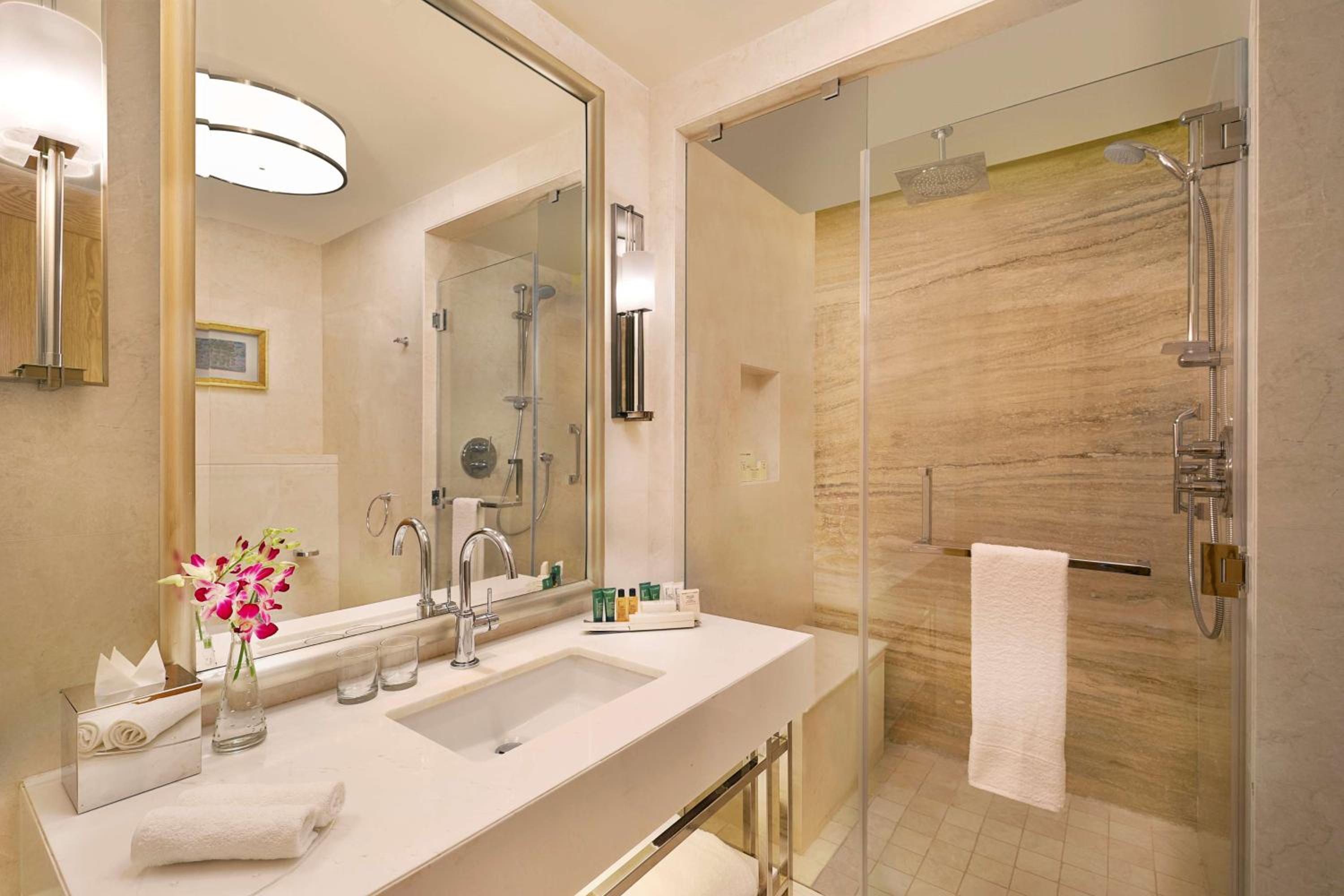 Executive Twin Room with Partial Haram view