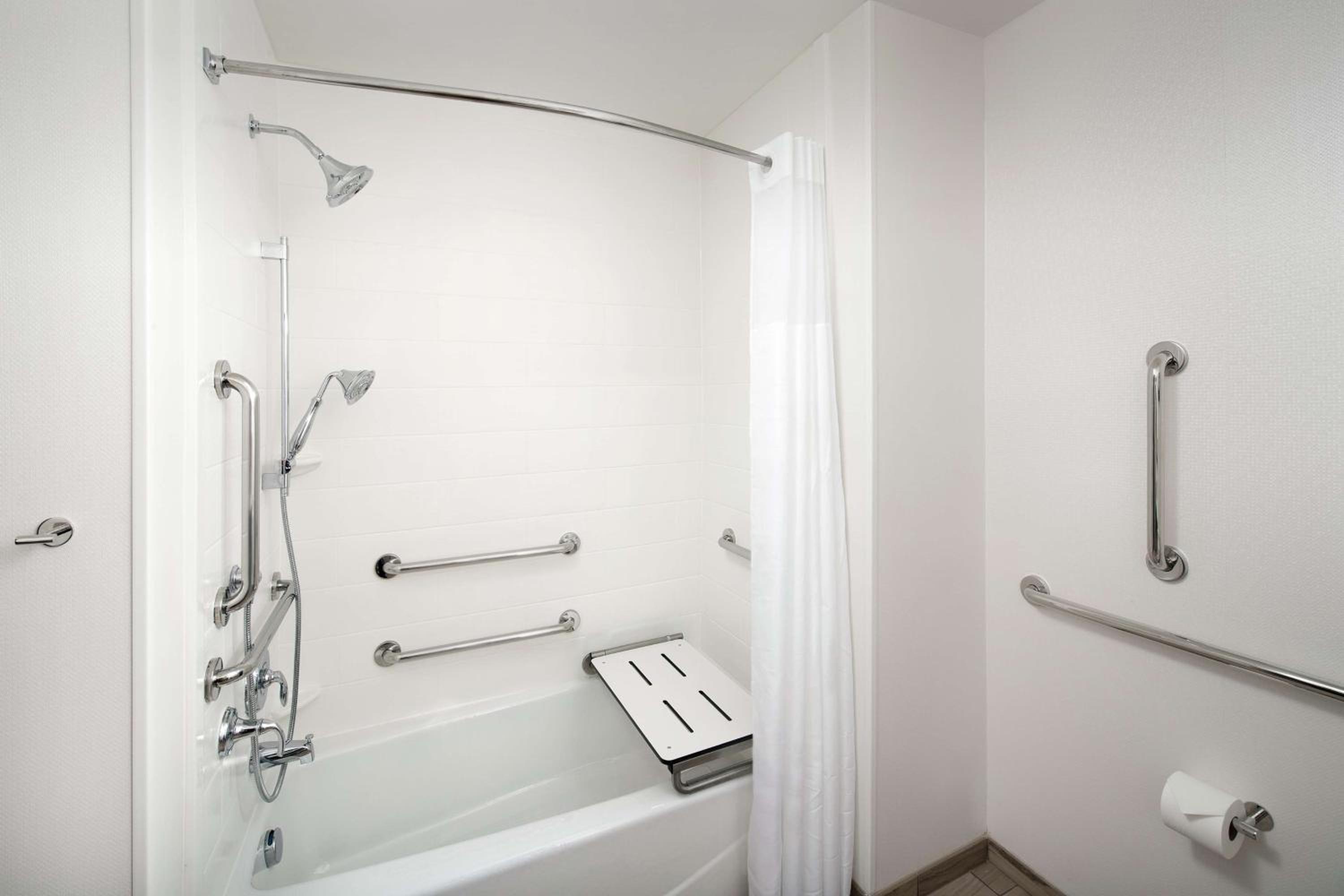 Queen Room with Two Queen Beds - Hearing Access/Non-Smoking photo 3