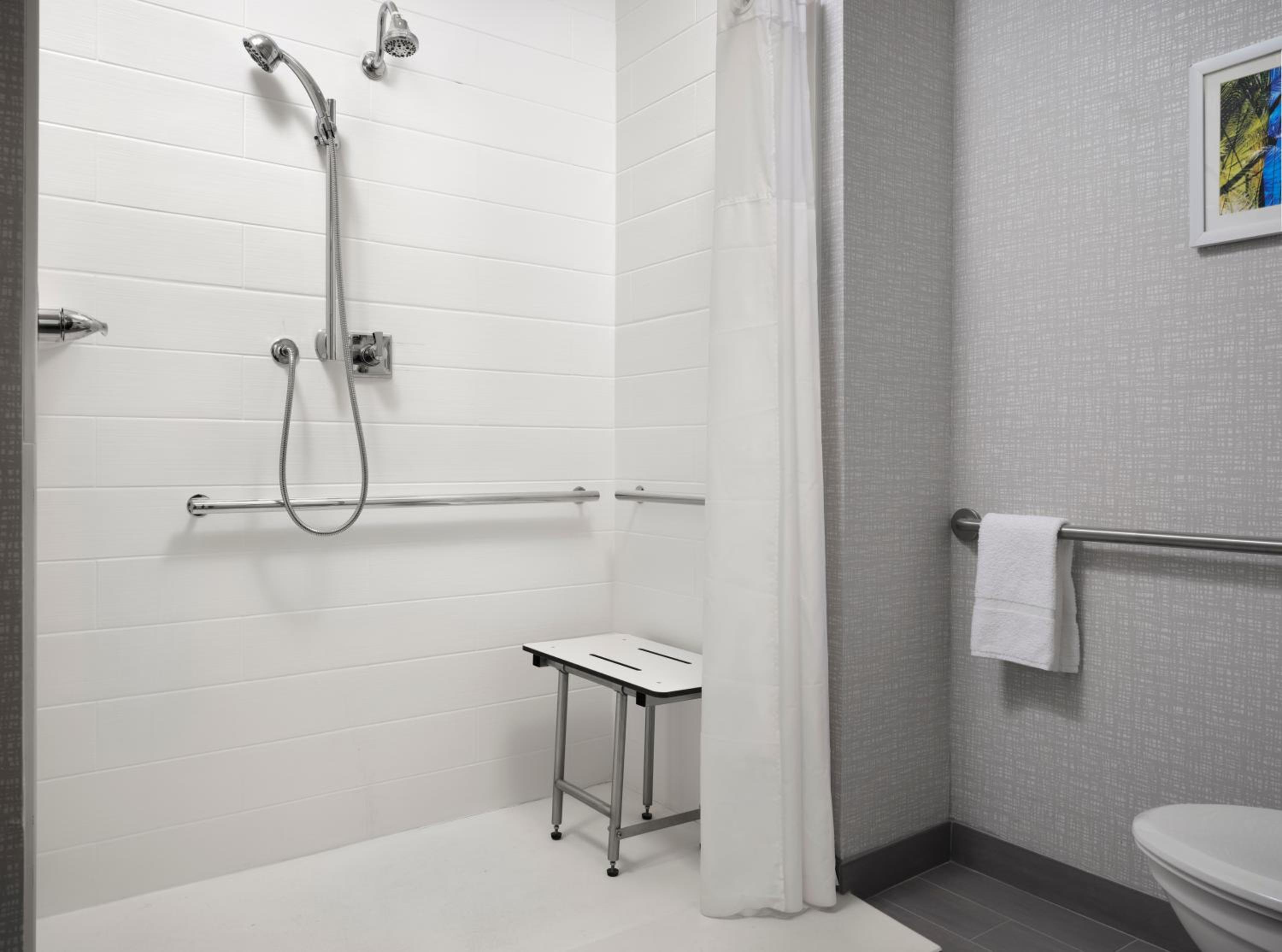 Large King Room - Hearing Accessible/Non-Smoking - Photo 4