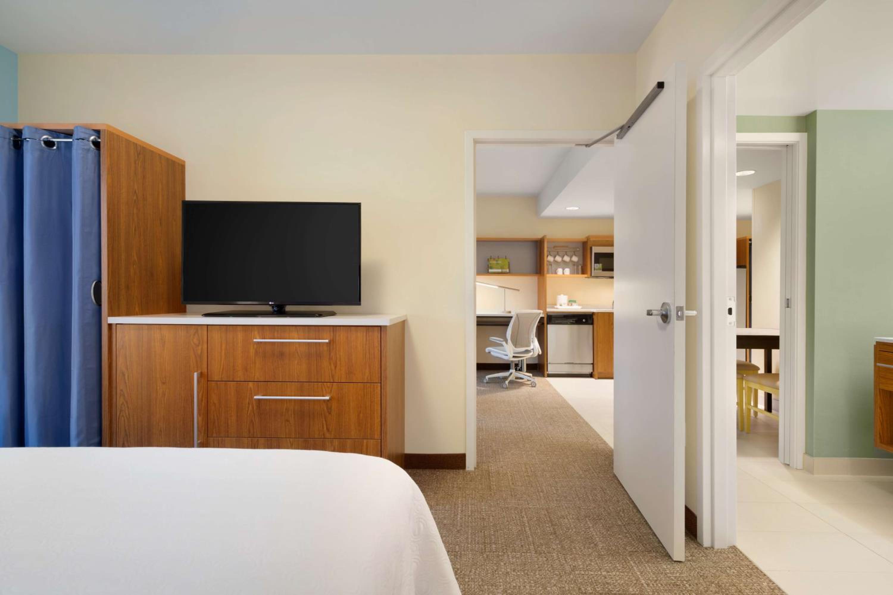 One-Bedroom King Suite - Non-Smoking photo 2