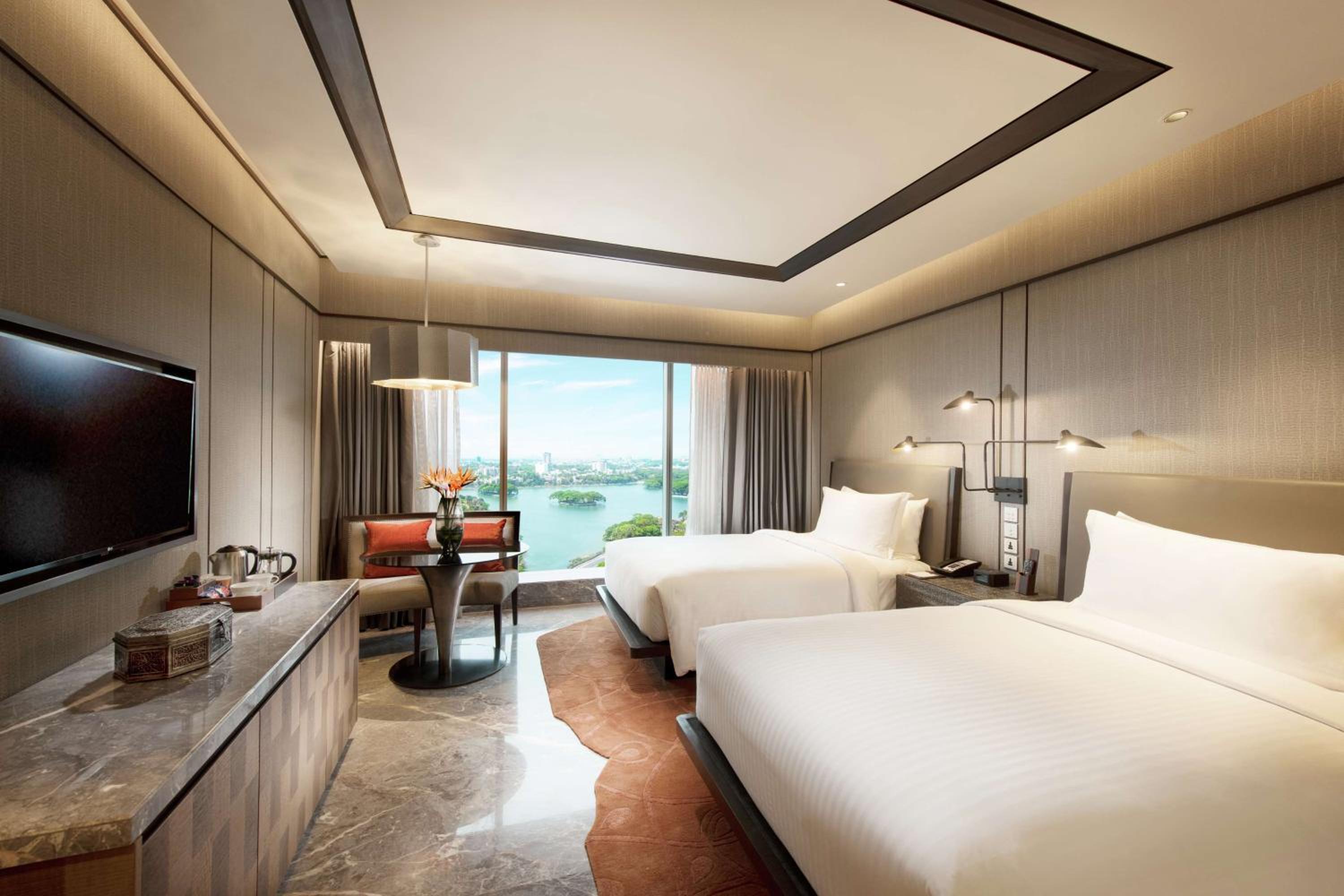 Deluxe Queen Lake View Room