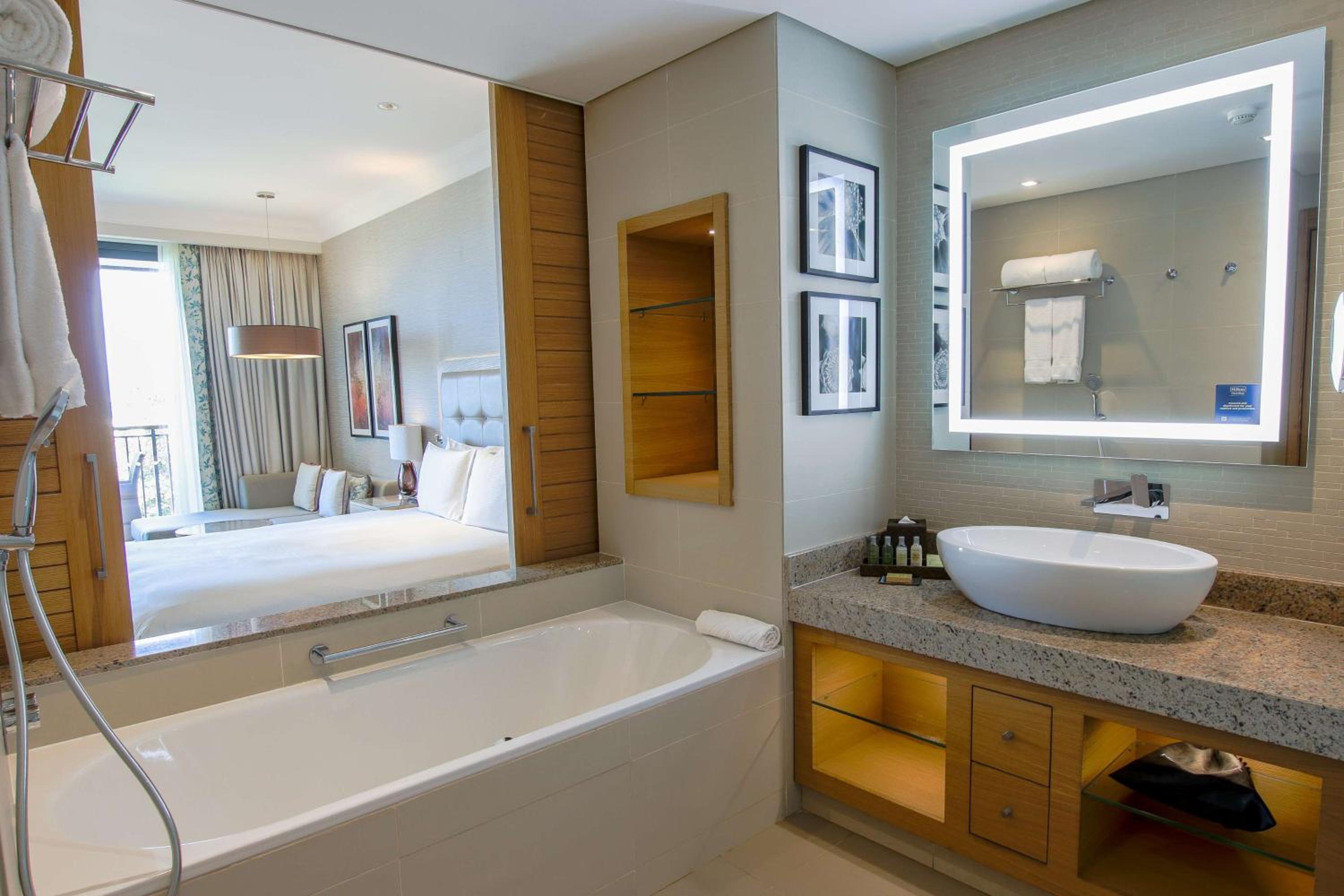 Superior King Room with Ocean View photo 2