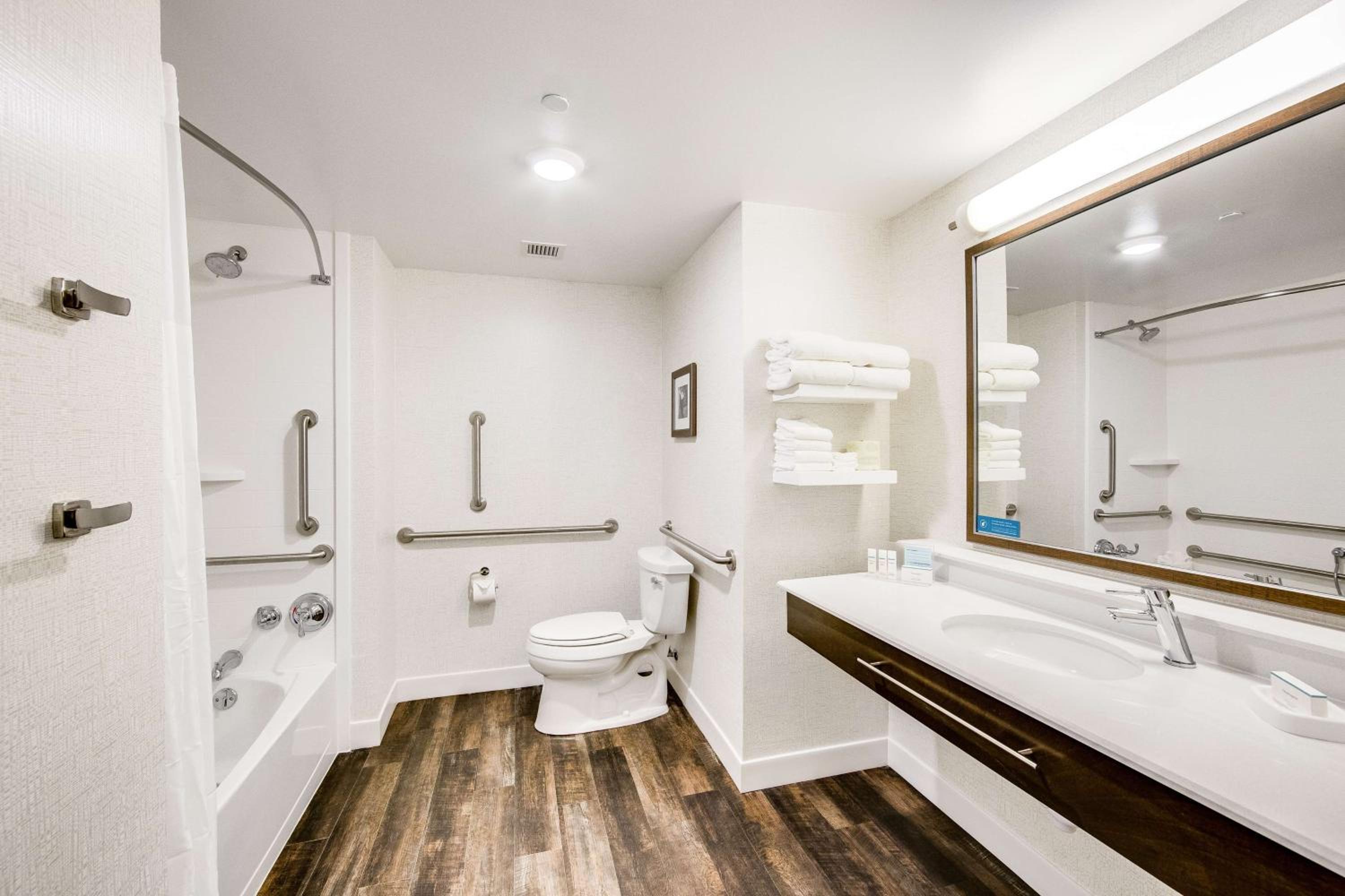 King Room with Tub - Mobility Access
